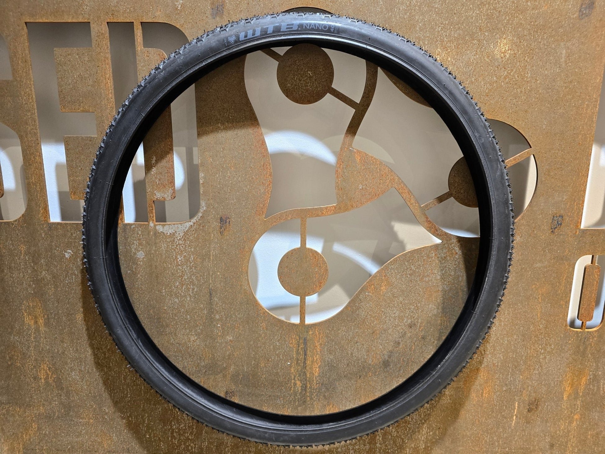 Reifen von WTB, WTB NANO DRAHT REIFEN 700C X 40MM in variant_title vor USEDBIKES - OB.DE Hintergrund