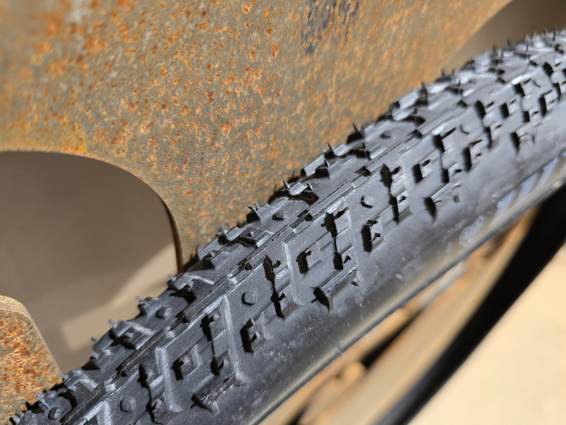 Reifen von WTB, WTB NANO DRAHT REIFEN 700C X 40MM in variant_title vor USEDBIKES - OB.DE Hintergrund