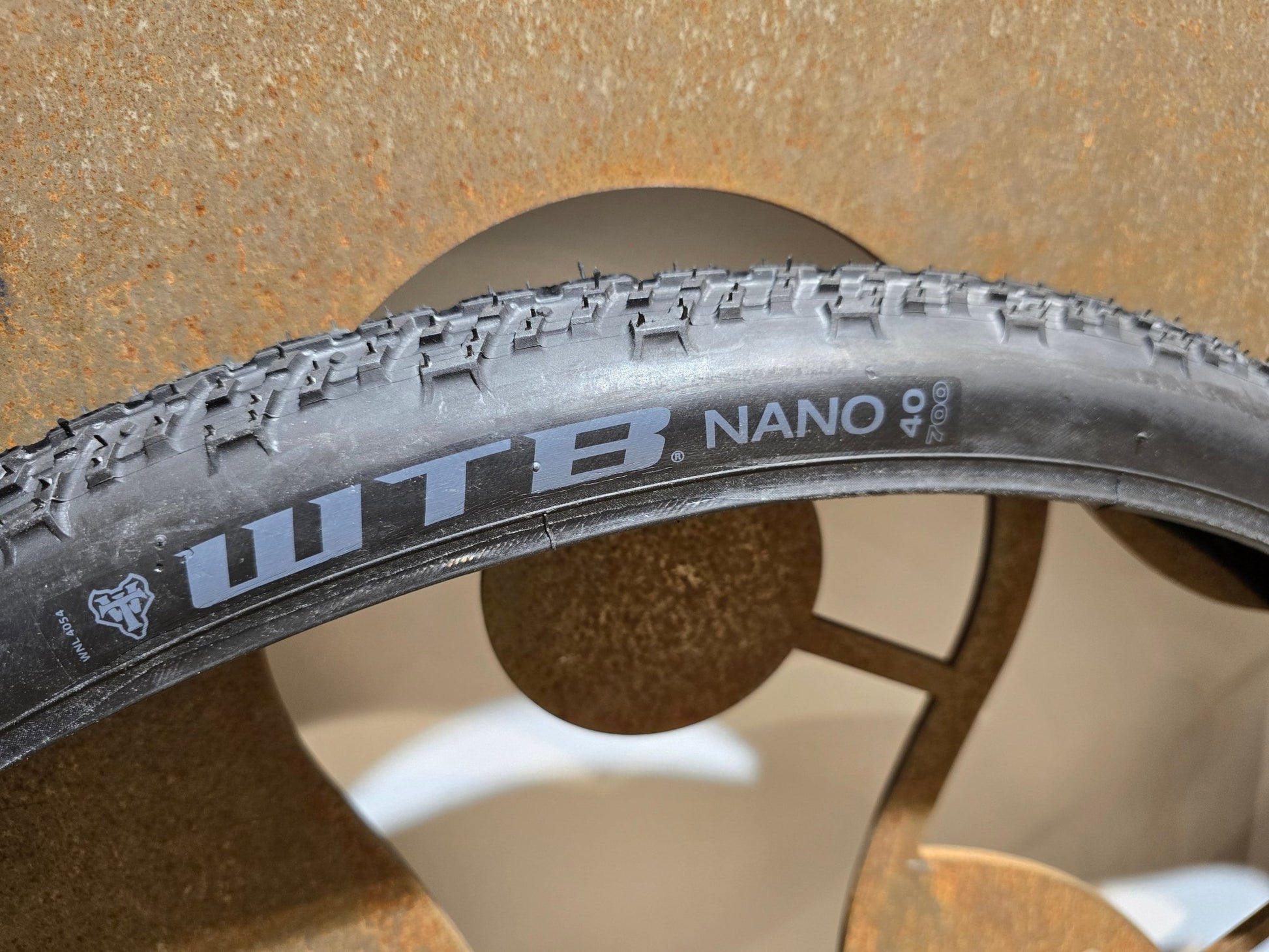 Reifen von WTB, WTB NANO DRAHT REIFEN 700C X 40MM in variant_title vor USEDBIKES - OB.DE Hintergrund