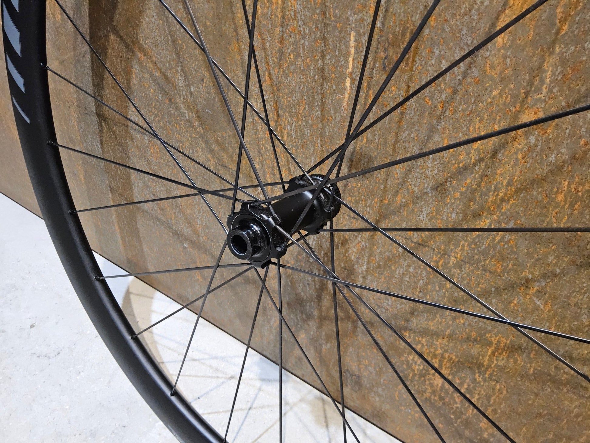 Laufrad/Laufradsatz von Xentis, XENTIS SQUAD 4.2 SL SCHWARZ LAUFRADSATZ 700C DISC vor USEDBIKES - OB.DE Hintergrund