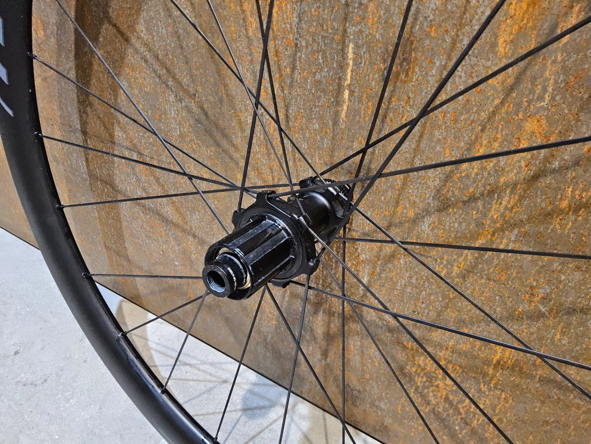 Laufrad/Laufradsatz von Xentis, XENTIS SQUAD 4.2 SL SCHWARZ LAUFRADSATZ 700C DISC vor USEDBIKES - OB.DE Hintergrund