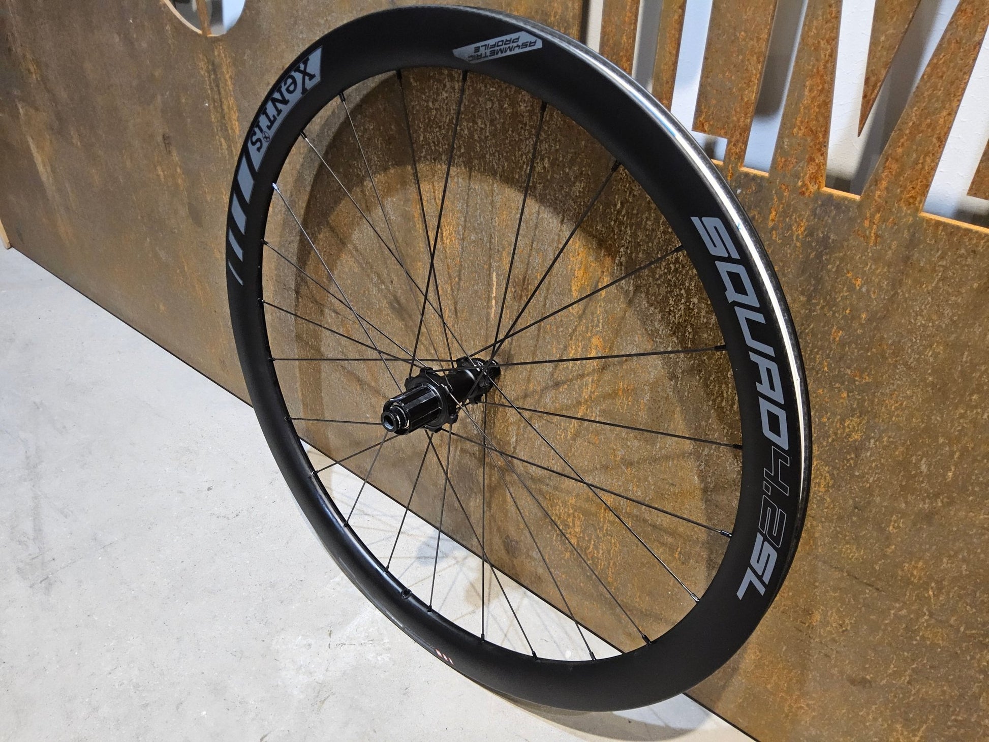 Laufrad/Laufradsatz von Xentis, XENTIS SQUAD 4.2 SL SCHWARZ LAUFRADSATZ 700C DISC vor USEDBIKES - OB.DE Hintergrund