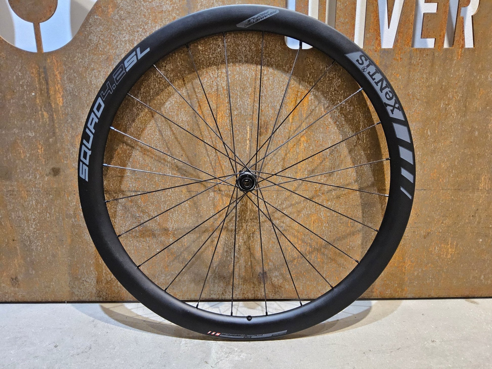 Laufrad/Laufradsatz von Xentis, XENTIS SQUAD 4.2 SL SCHWARZ LAUFRADSATZ 700C DISC vor USEDBIKES - OB.DE Hintergrund