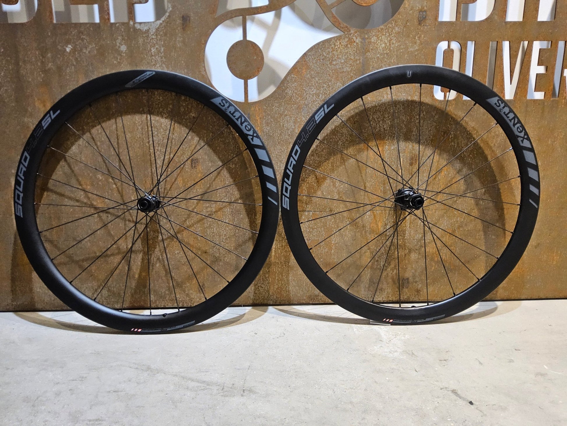 Laufrad/Laufradsatz von Xentis, XENTIS SQUAD 4.2 SL SCHWARZ LAUFRADSATZ 700C DISC vor USEDBIKES - OB.DE Hintergrund