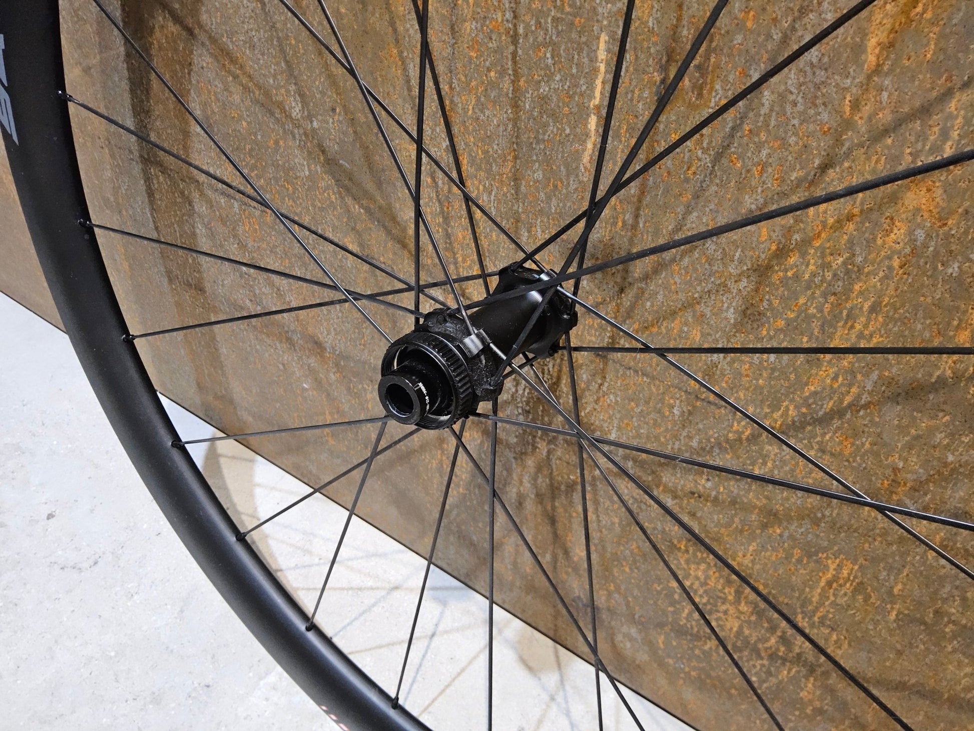 Laufrad/Laufradsatz von Xentis, XENTIS SQUAD 4.2 SL SCHWARZ LAUFRADSATZ 700C DISC vor USEDBIKES - OB.DE Hintergrund