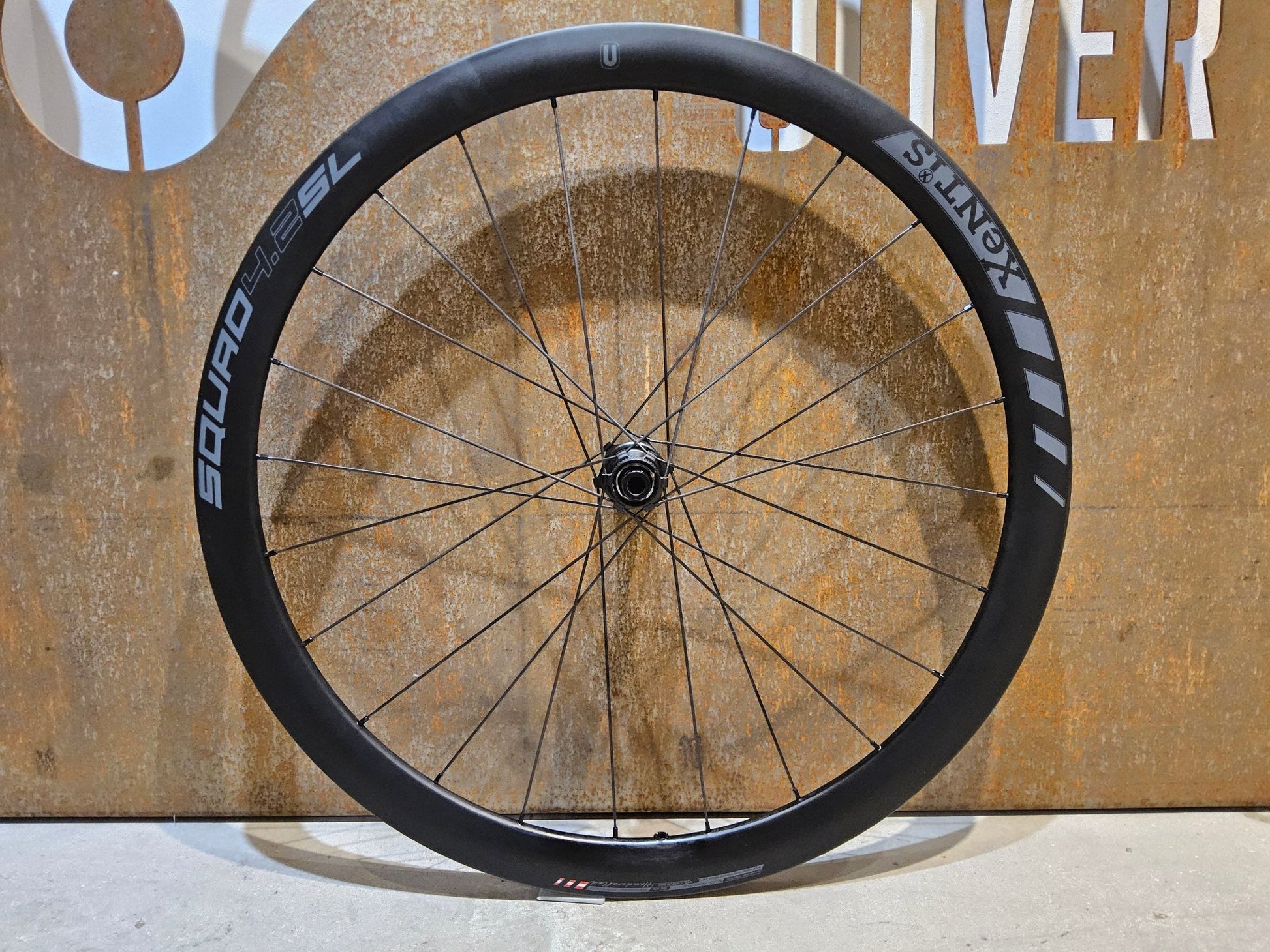 Laufrad/Laufradsatz von Xentis, XENTIS SQUAD 4.2 SL SCHWARZ LAUFRADSATZ 700C DISC vor USEDBIKES - OB.DE Hintergrund