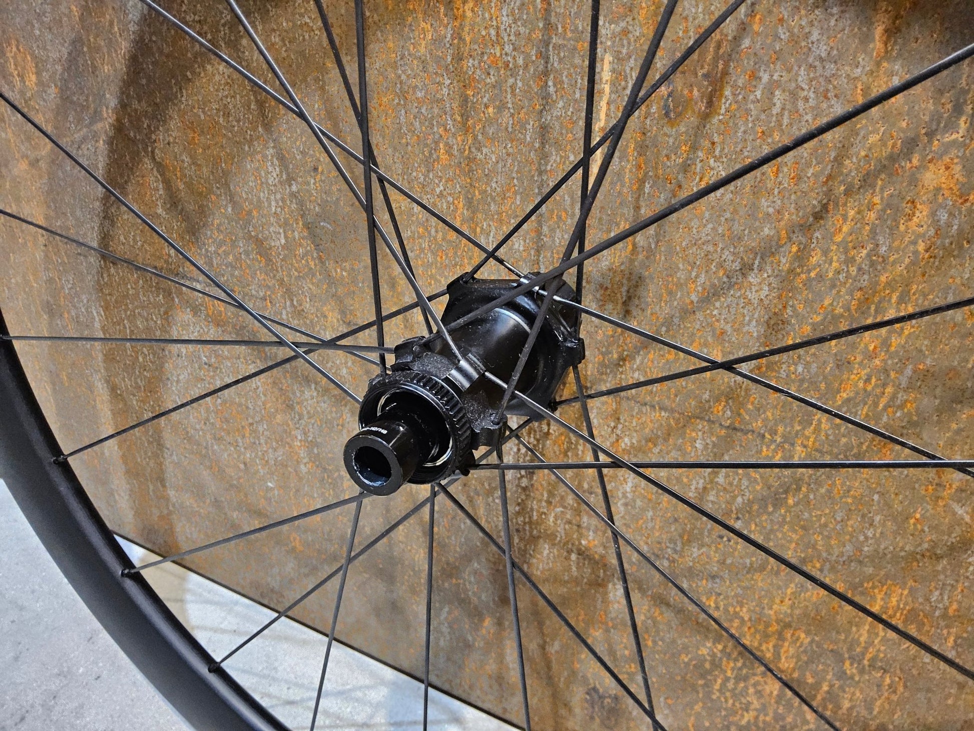 Laufrad/Laufradsatz von Xentis, XENTIS SQUAD 4.2 SL SCHWARZ LAUFRADSATZ 700C DISC vor USEDBIKES - OB.DE Hintergrund