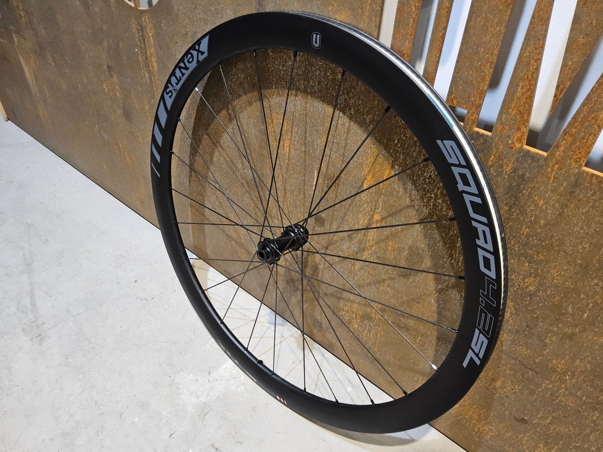 Laufrad/Laufradsatz von Xentis, XENTIS SQUAD 4.2 SL SCHWARZ LAUFRADSATZ 700C DISC vor USEDBIKES - OB.DE Hintergrund