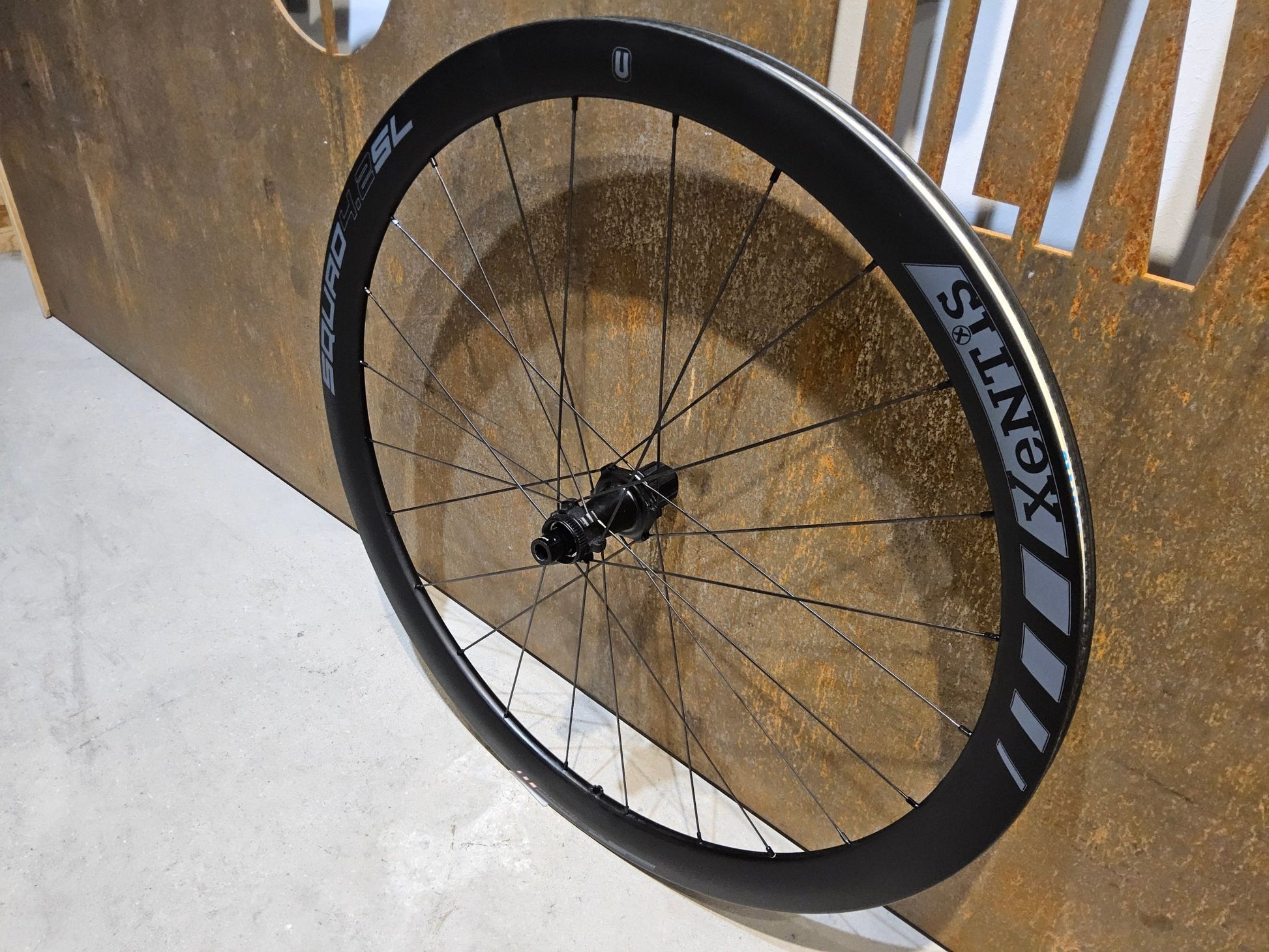 Laufrad/Laufradsatz von Xentis, XENTIS SQUAD 4.2 SL SCHWARZ LAUFRADSATZ 700C DISC vor USEDBIKES - OB.DE Hintergrund