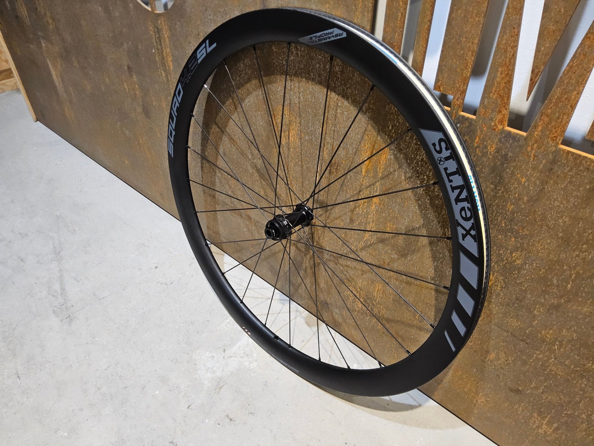 Laufrad/Laufradsatz von Xentis, XENTIS SQUAD 4.2 SL SCHWARZ LAUFRADSATZ 700C DISC vor USEDBIKES - OB.DE Hintergrund