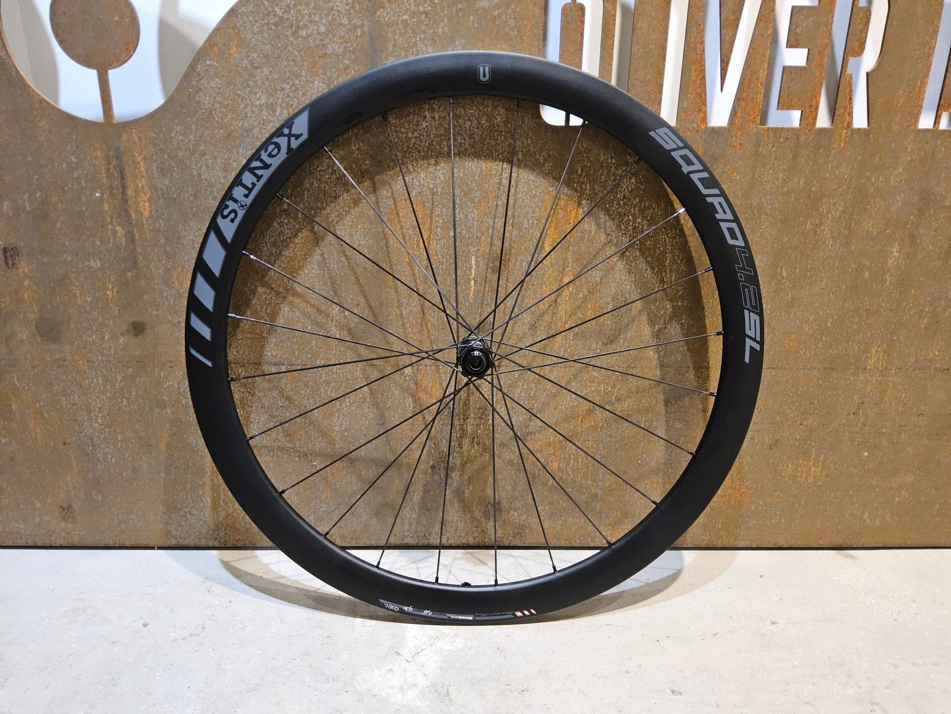 Laufrad/Laufradsatz von Xentis, XENTIS SQUAD 4.2 SL SCHWARZ LAUFRADSATZ 700C DISC vor USEDBIKES - OB.DE Hintergrund