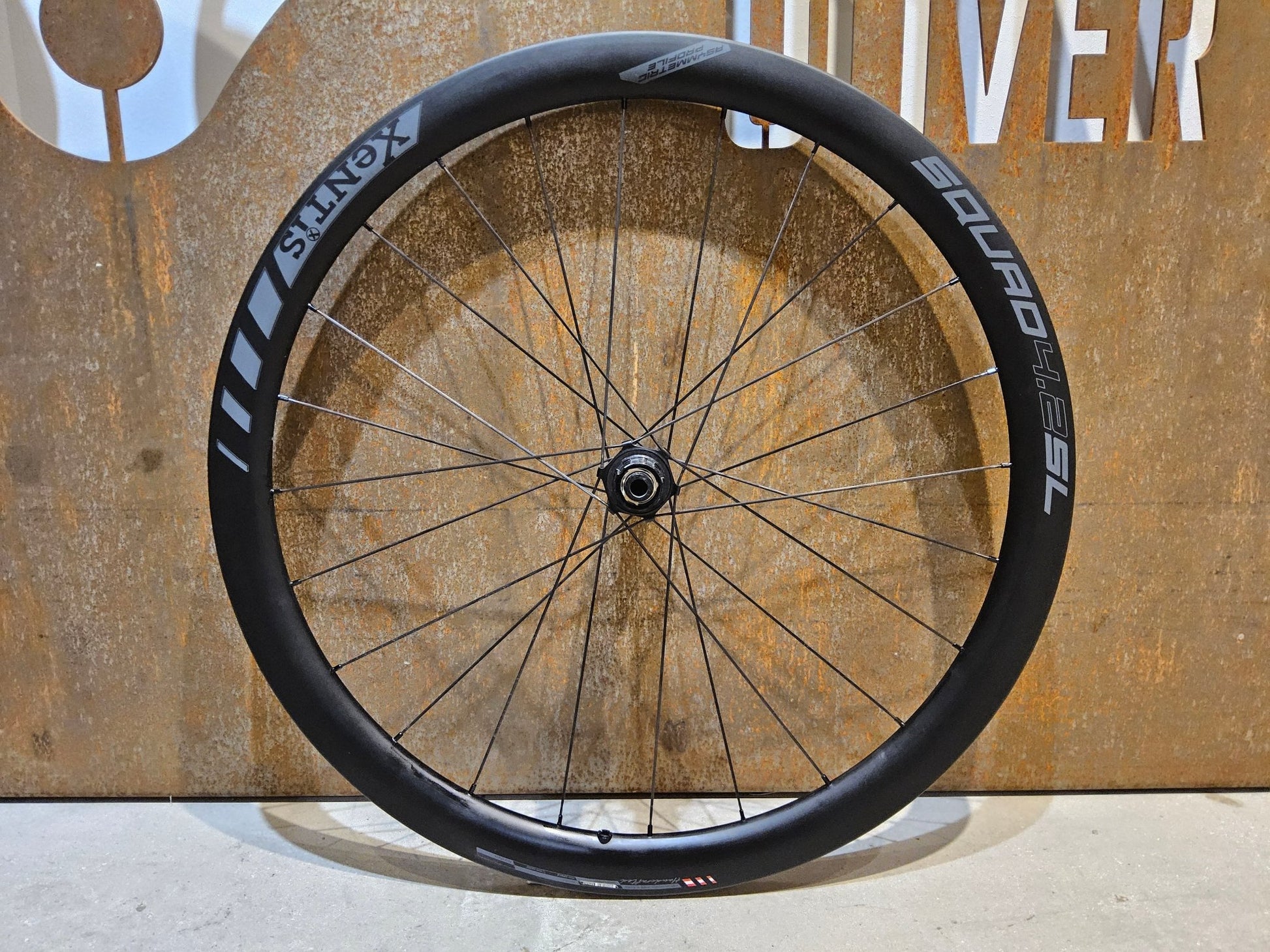 Laufrad/Laufradsatz von Xentis, XENTIS SQUAD 4.2 SL SCHWARZ LAUFRADSATZ 700C DISC vor USEDBIKES - OB.DE Hintergrund