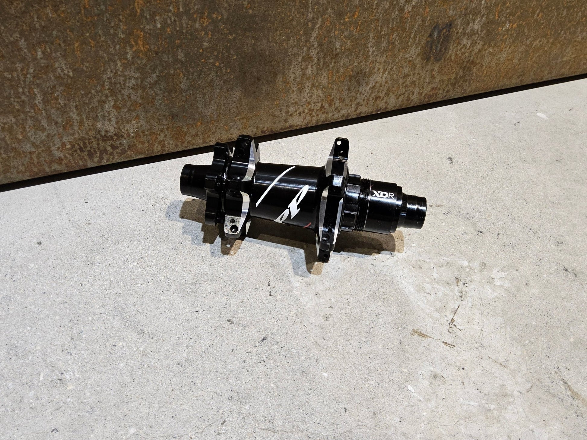 Zubehör von Zipp, ZIPP 177D ROAD HINTERRADNABE 24 LOCH DISC / 148MM / SRAM XDR in variant_title vor USEDBIKES - OB.DE Hintergrund