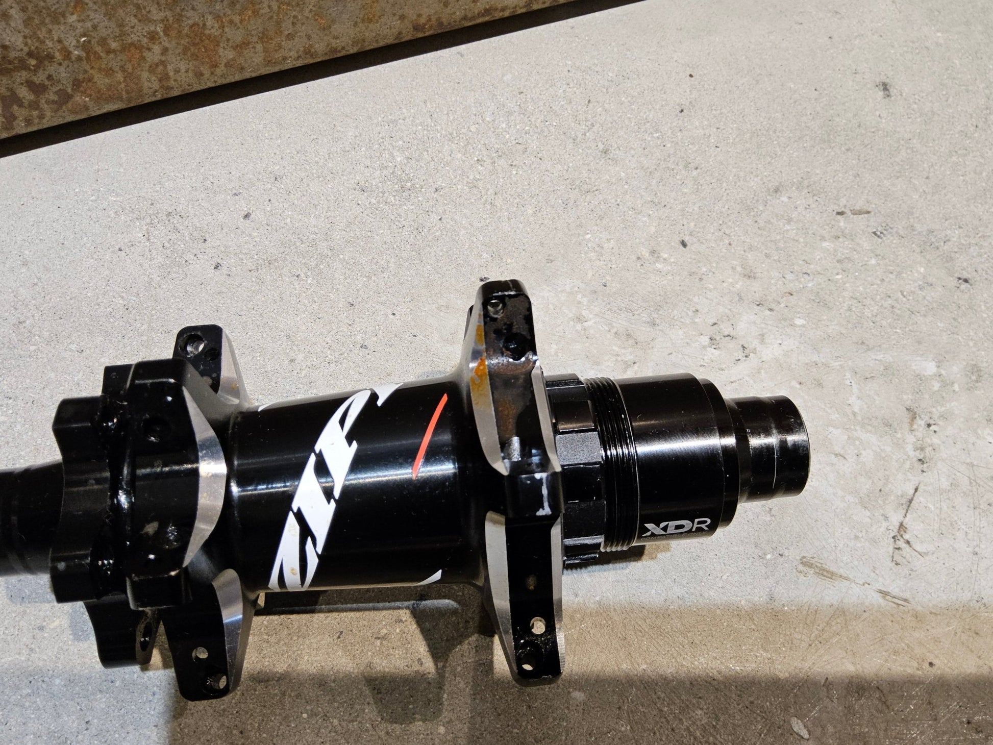 Zubehör von Zipp, ZIPP 177D ROAD HINTERRADNABE 24 LOCH DISC / 148MM / SRAM XDR in variant_title vor USEDBIKES - OB.DE Hintergrund