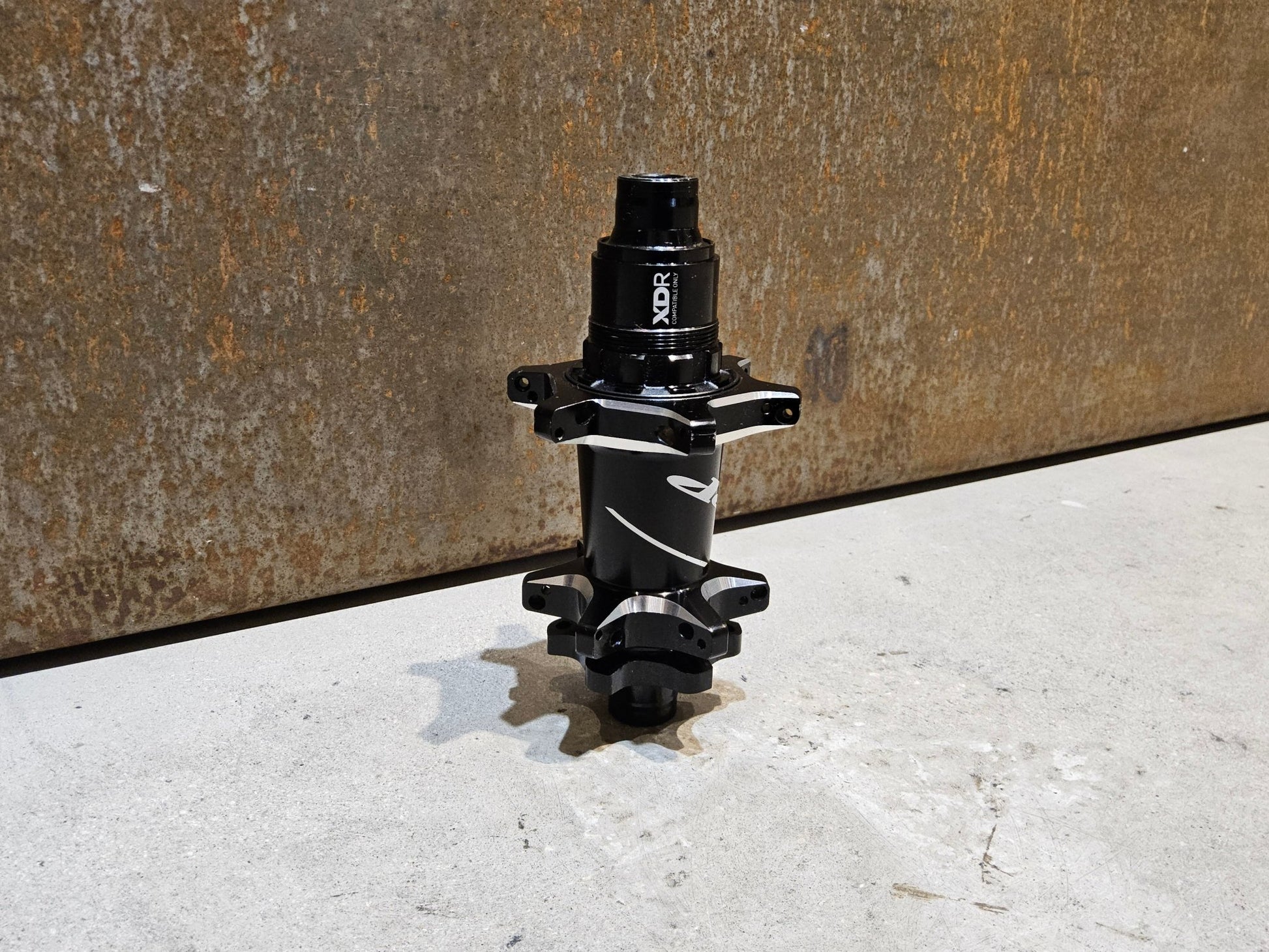 Zubehör von Zipp, ZIPP 177D ROAD HINTERRADNABE 24 LOCH DISC / 148MM / SRAM XDR in variant_title vor USEDBIKES - OB.DE Hintergrund