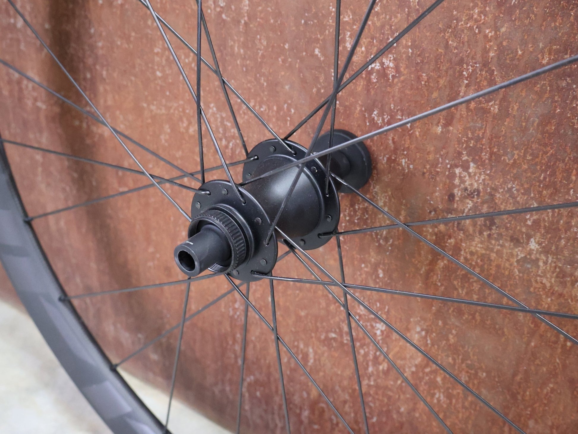 Laufrad/Laufradsatz von Zipp, ZIPP 303 FIRECREST CARBON LAUFRADSATZ DISC vor USEDBIKES - OB.DE Hintergrund