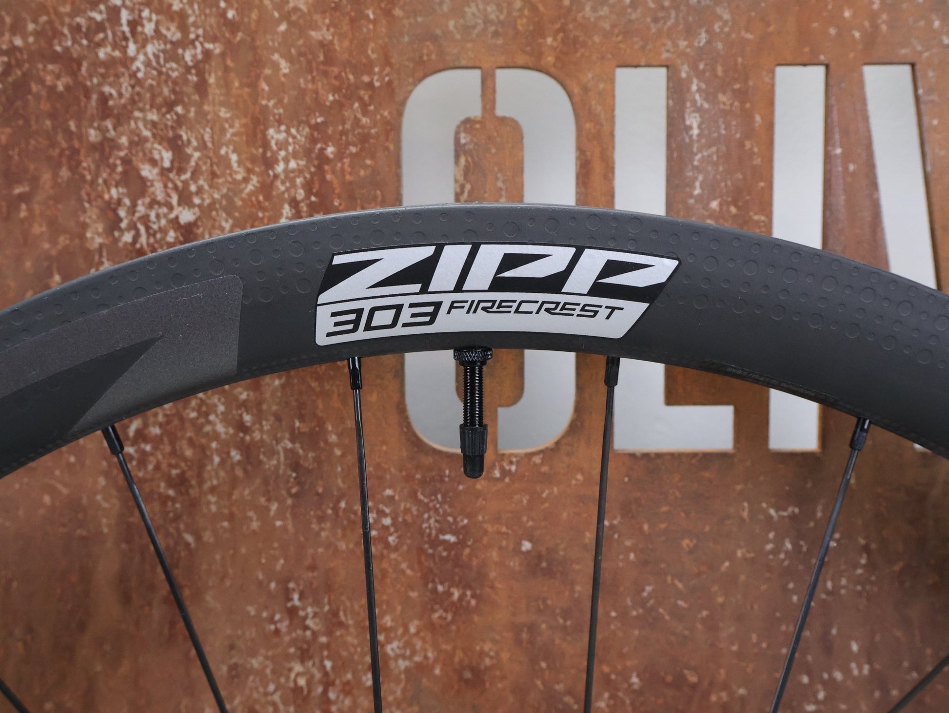 Laufrad/Laufradsatz von Zipp, ZIPP 303 FIRECREST CARBON LAUFRADSATZ DISC vor USEDBIKES - OB.DE Hintergrund