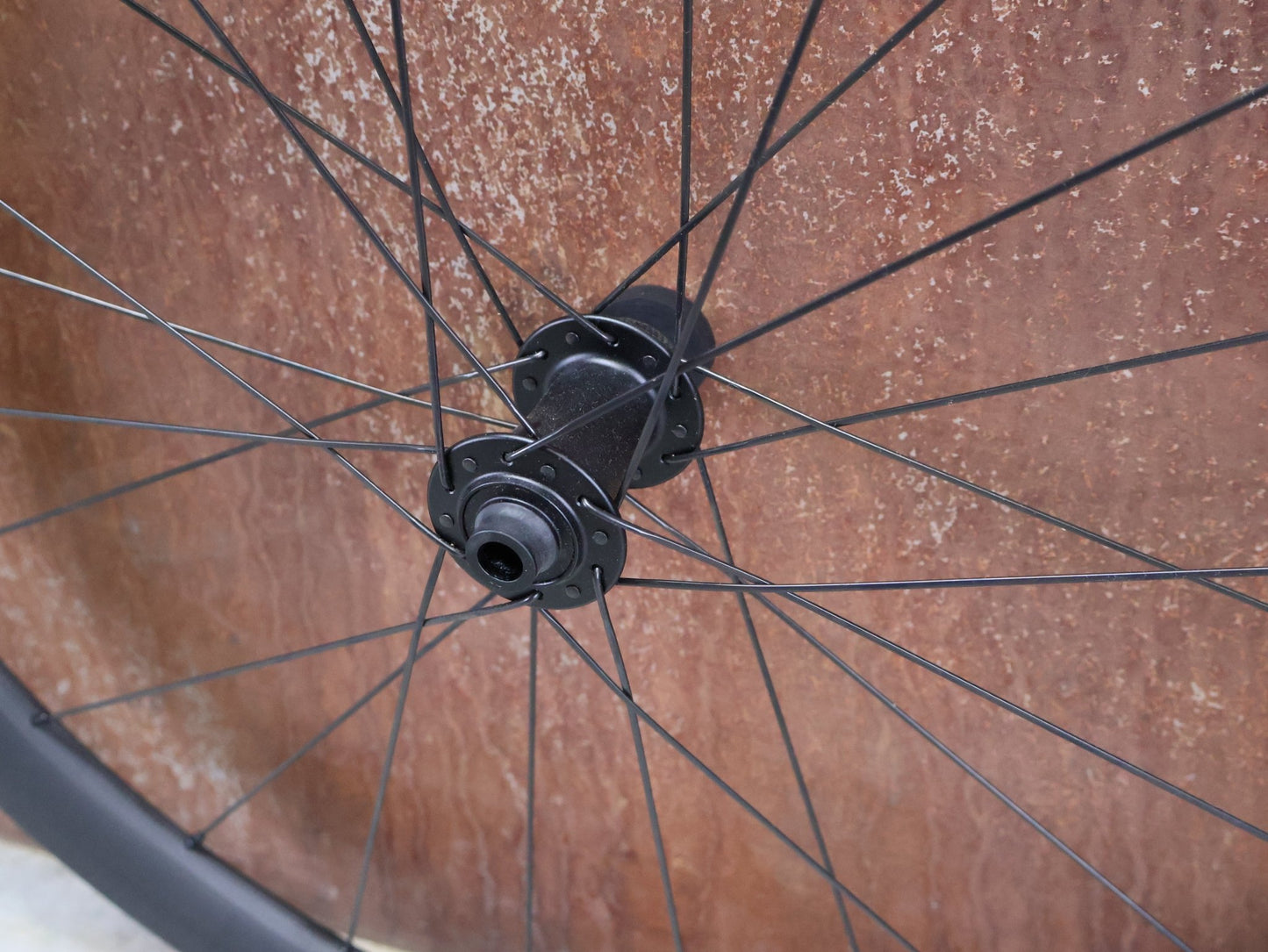 Laufrad/Laufradsatz von Zipp, ZIPP 303 FIRECREST CARBON LAUFRADSATZ DISC vor USEDBIKES - OB.DE Hintergrund