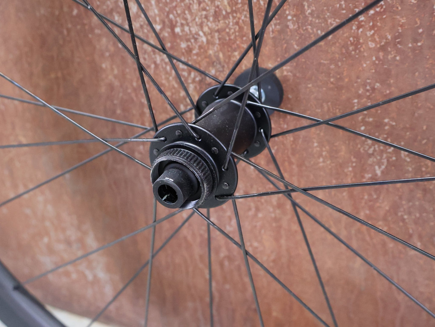 Laufrad/Laufradsatz von Zipp, ZIPP 303 FIRECREST CARBON LAUFRADSATZ DISC vor USEDBIKES - OB.DE Hintergrund