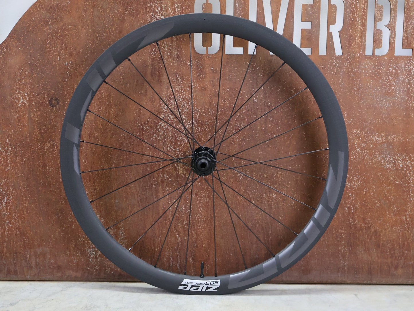 Laufrad/Laufradsatz von Zipp, ZIPP 303 FIRECREST CARBON LAUFRADSATZ DISC vor USEDBIKES - OB.DE Hintergrund