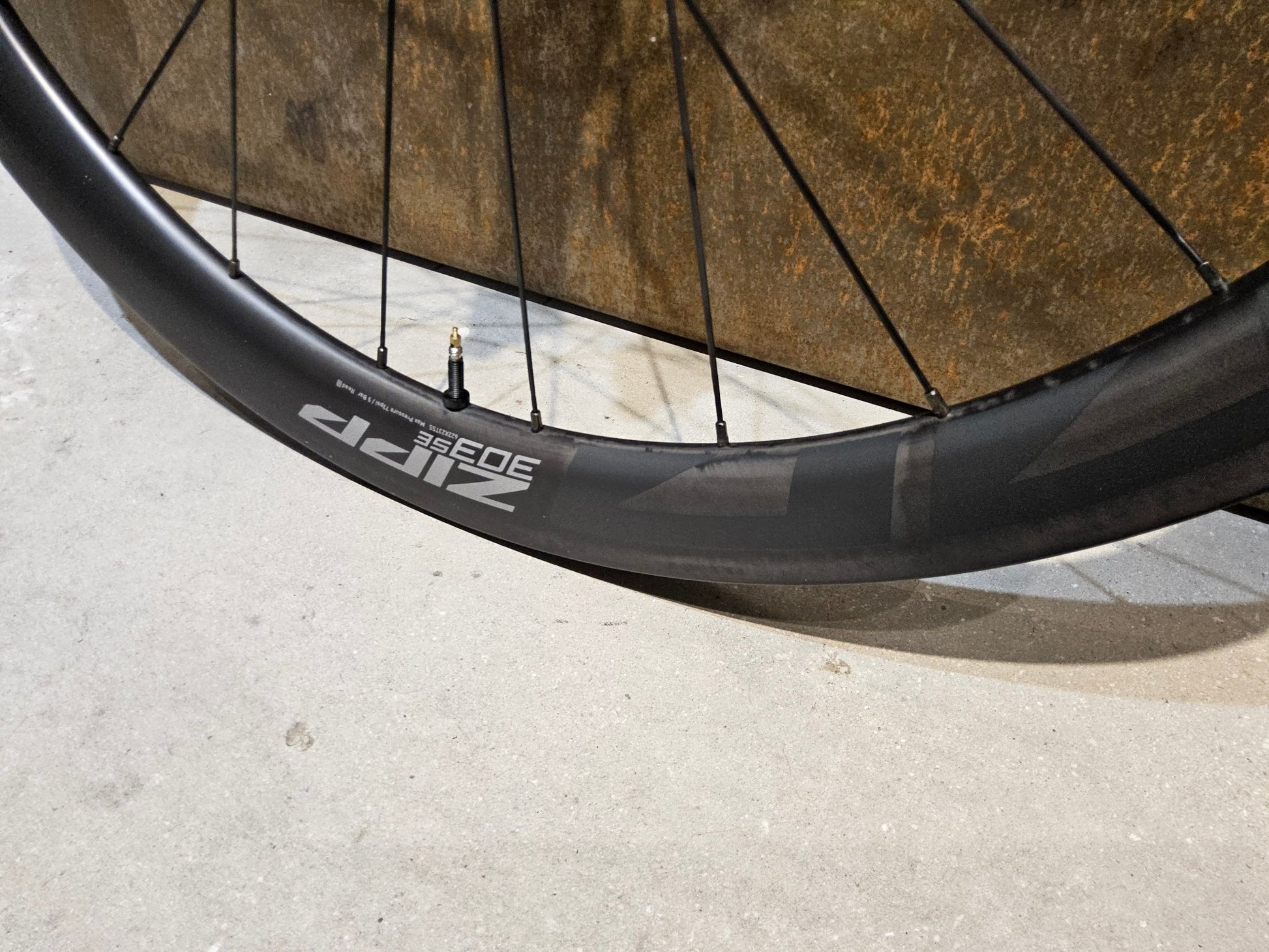 Laufrad/Laufradsatz von Zipp, ZIPP 303 SE / SYNCROS SL / LAUFRADSATZ DISC vor USEDBIKES - OB.DE Hintergrund
