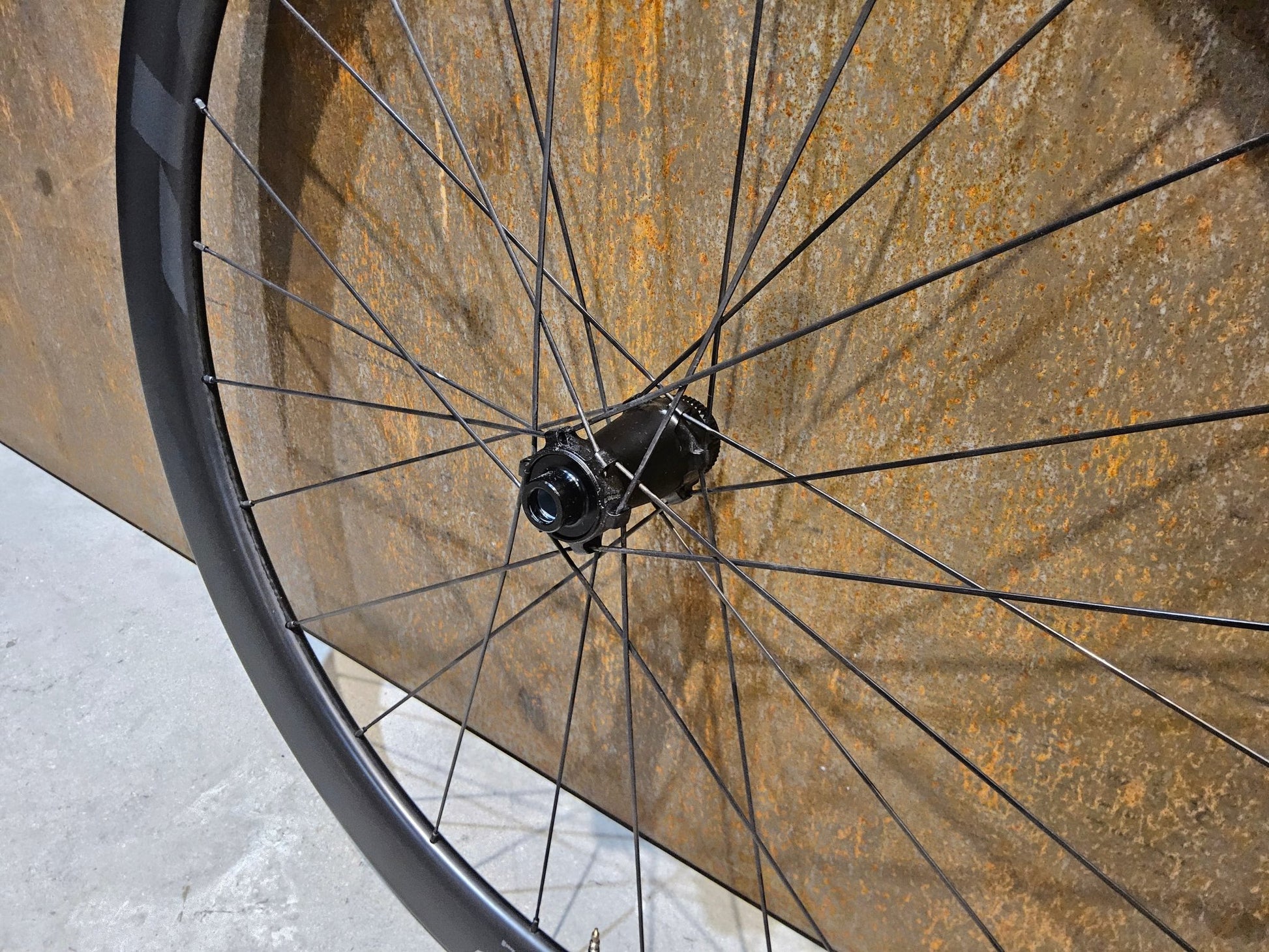 Laufrad/Laufradsatz von Zipp, ZIPP 303 SE / SYNCROS SL / LAUFRADSATZ DISC vor USEDBIKES - OB.DE Hintergrund