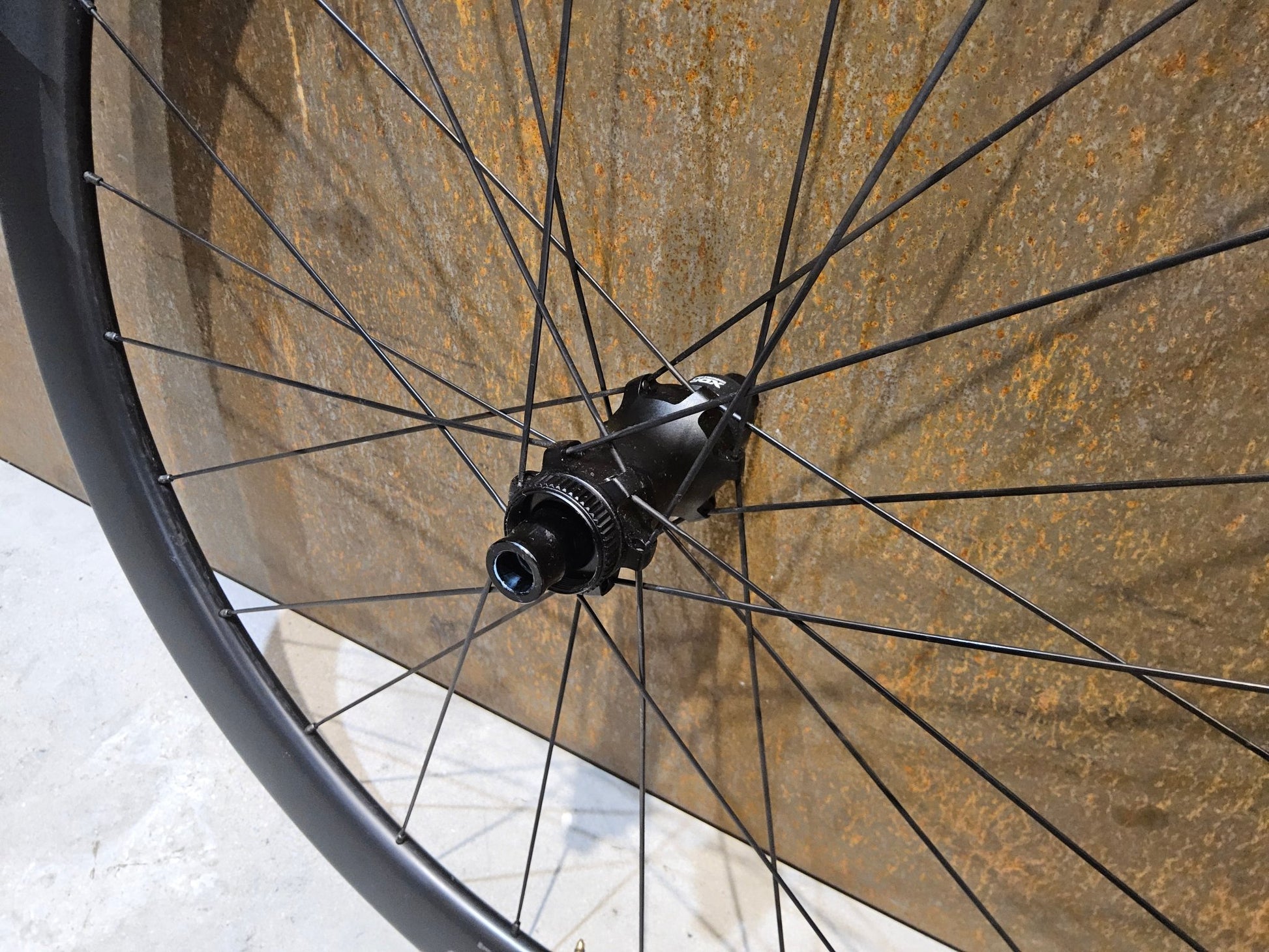 Laufrad/Laufradsatz von Zipp, ZIPP 303 SE / SYNCROS SL / LAUFRADSATZ DISC vor USEDBIKES - OB.DE Hintergrund