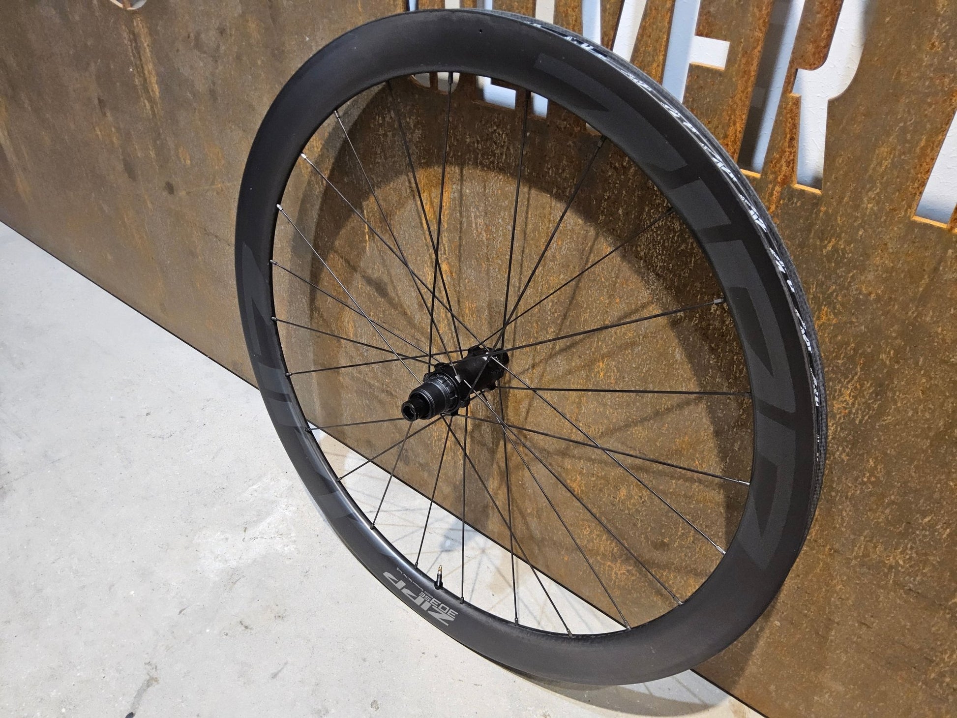 Laufrad/Laufradsatz von Zipp, ZIPP 303 SE / SYNCROS SL / LAUFRADSATZ DISC vor USEDBIKES - OB.DE Hintergrund