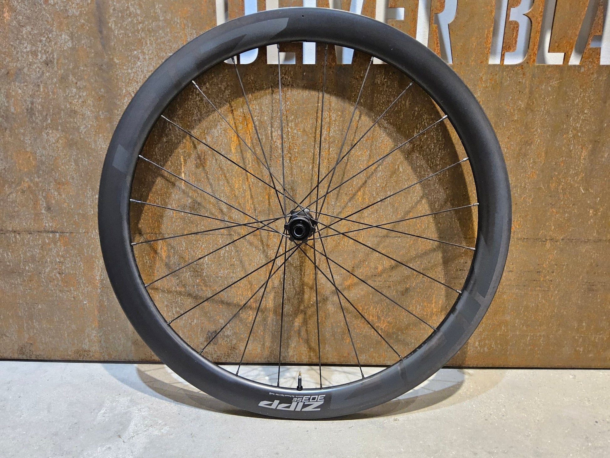 Laufrad/Laufradsatz von Zipp, ZIPP 303 SE / SYNCROS SL / LAUFRADSATZ DISC vor USEDBIKES - OB.DE Hintergrund