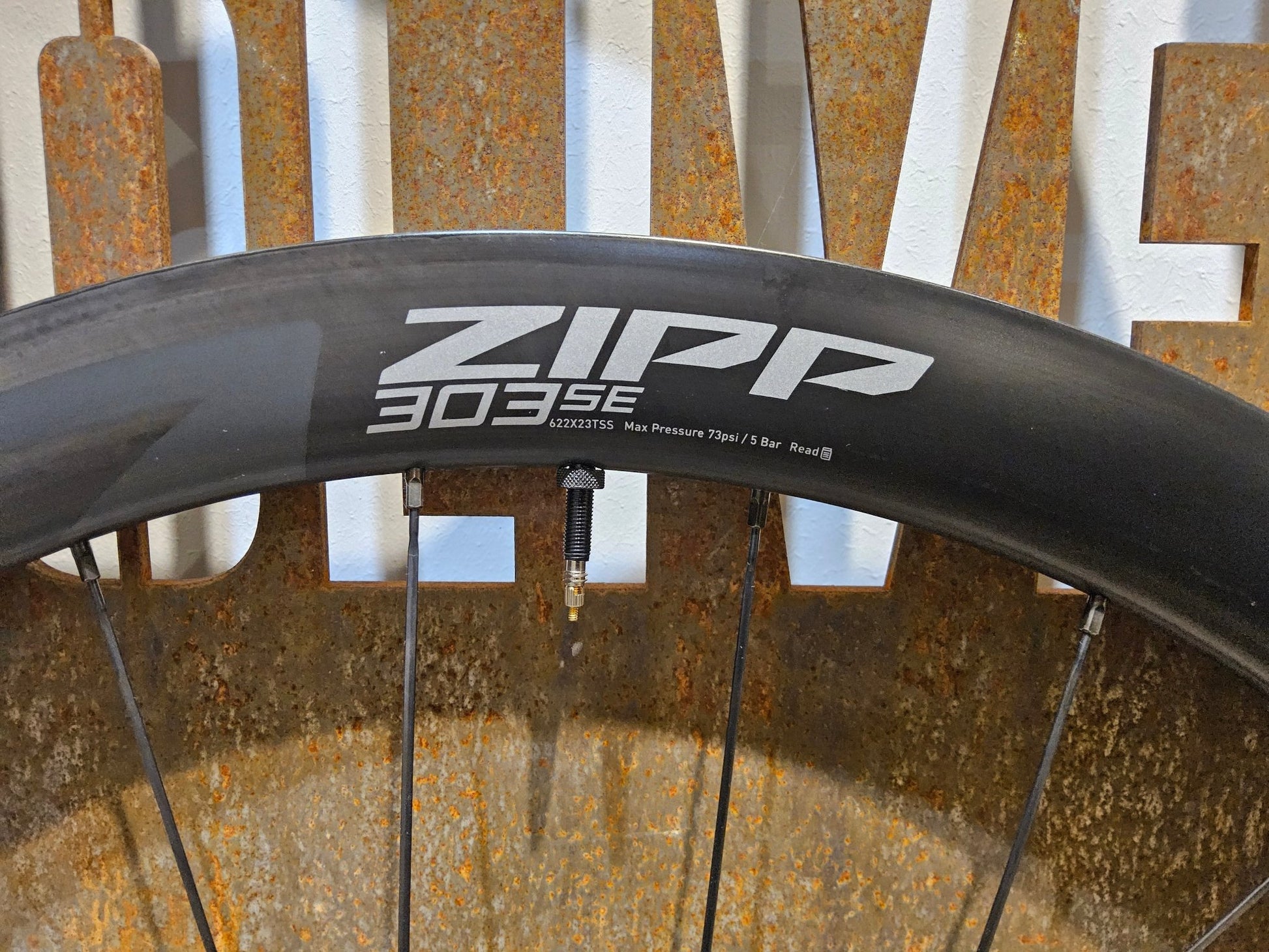 Laufrad/Laufradsatz von Zipp, ZIPP 303 SE / SYNCROS SL / LAUFRADSATZ DISC vor USEDBIKES - OB.DE Hintergrund