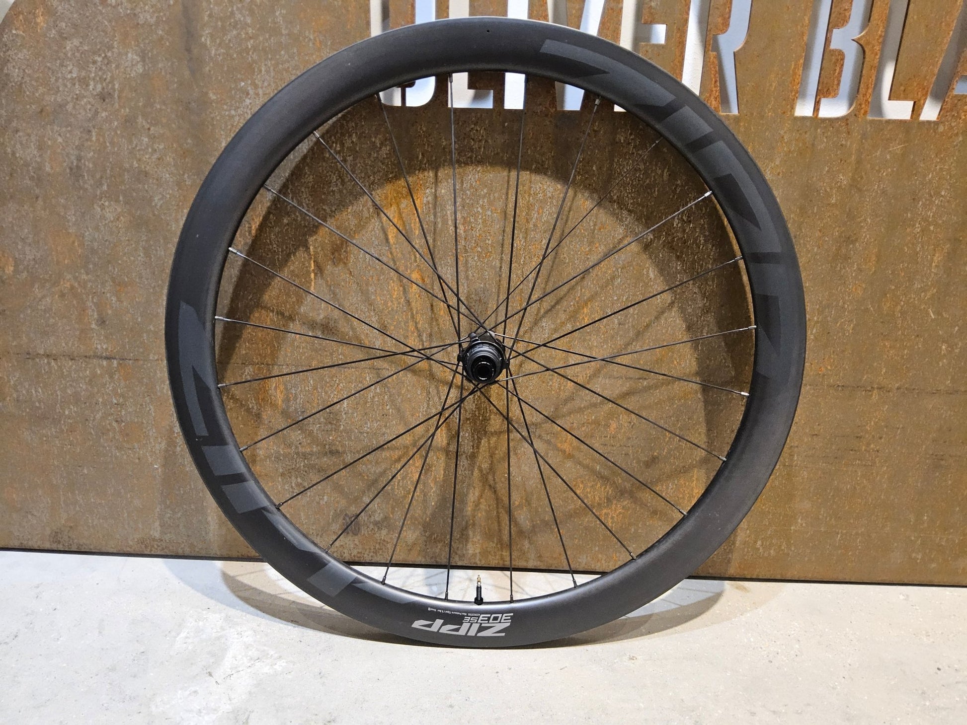 Laufrad/Laufradsatz von Zipp, ZIPP 303 SE / SYNCROS SL / LAUFRADSATZ DISC vor USEDBIKES - OB.DE Hintergrund