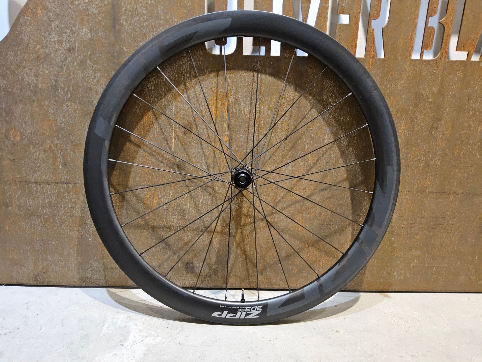 Laufrad/Laufradsatz von Zipp, ZIPP 303 SE / SYNCROS SL / LAUFRADSATZ DISC vor USEDBIKES - OB.DE Hintergrund