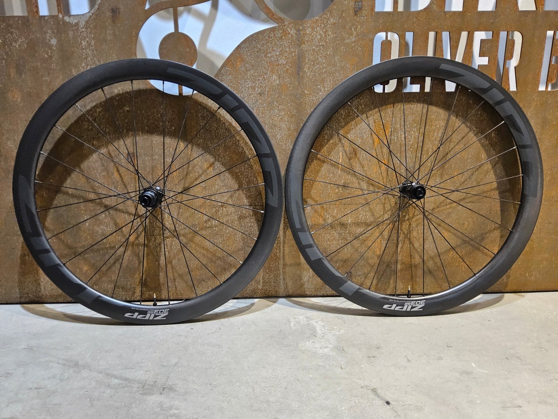 Laufrad/Laufradsatz von Zipp, ZIPP 303 SE / SYNCROS SL / LAUFRADSATZ DISC vor USEDBIKES - OB.DE Hintergrund