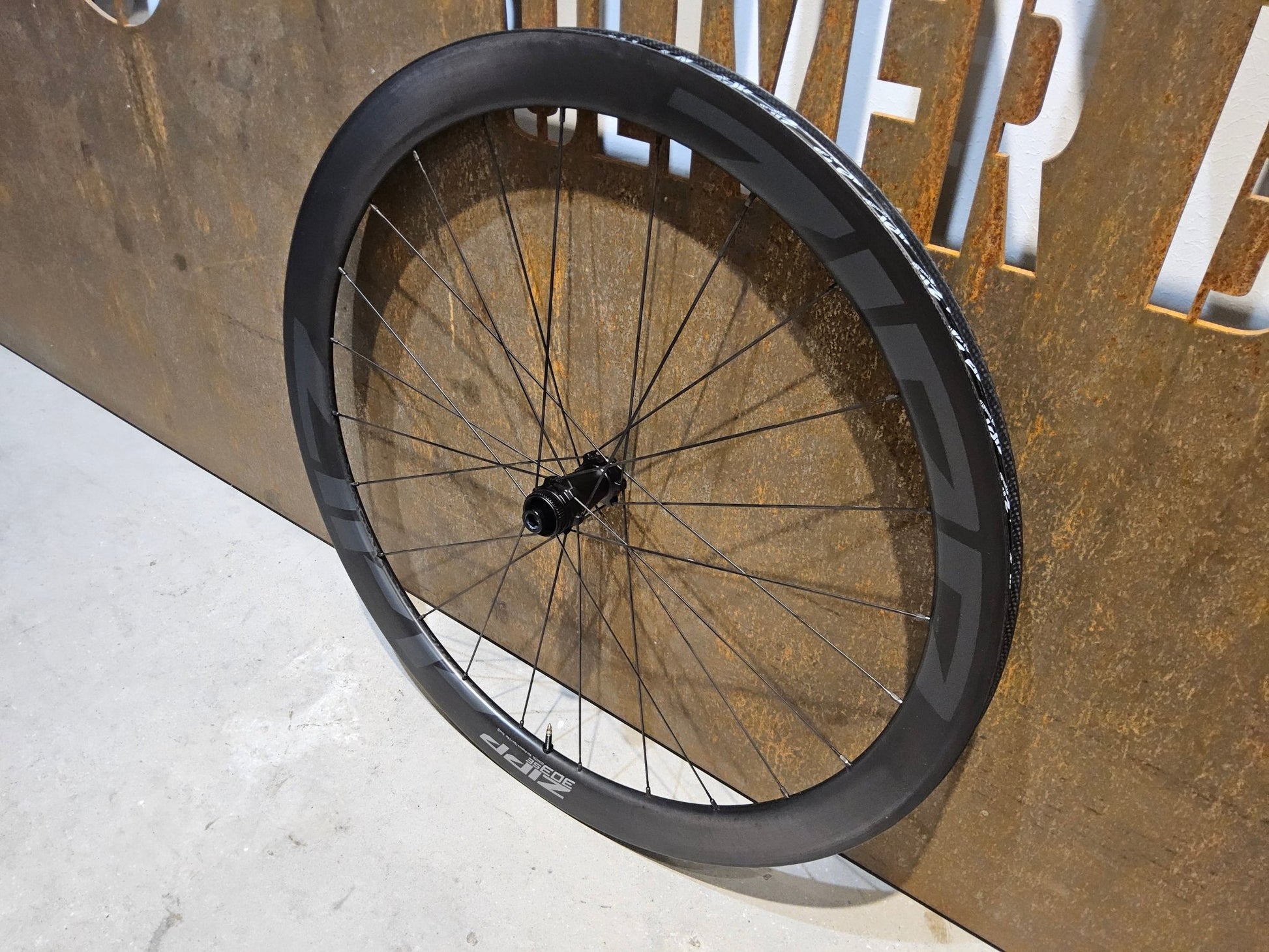 Laufrad/Laufradsatz von Zipp, ZIPP 303 SE / SYNCROS SL / LAUFRADSATZ DISC vor USEDBIKES - OB.DE Hintergrund