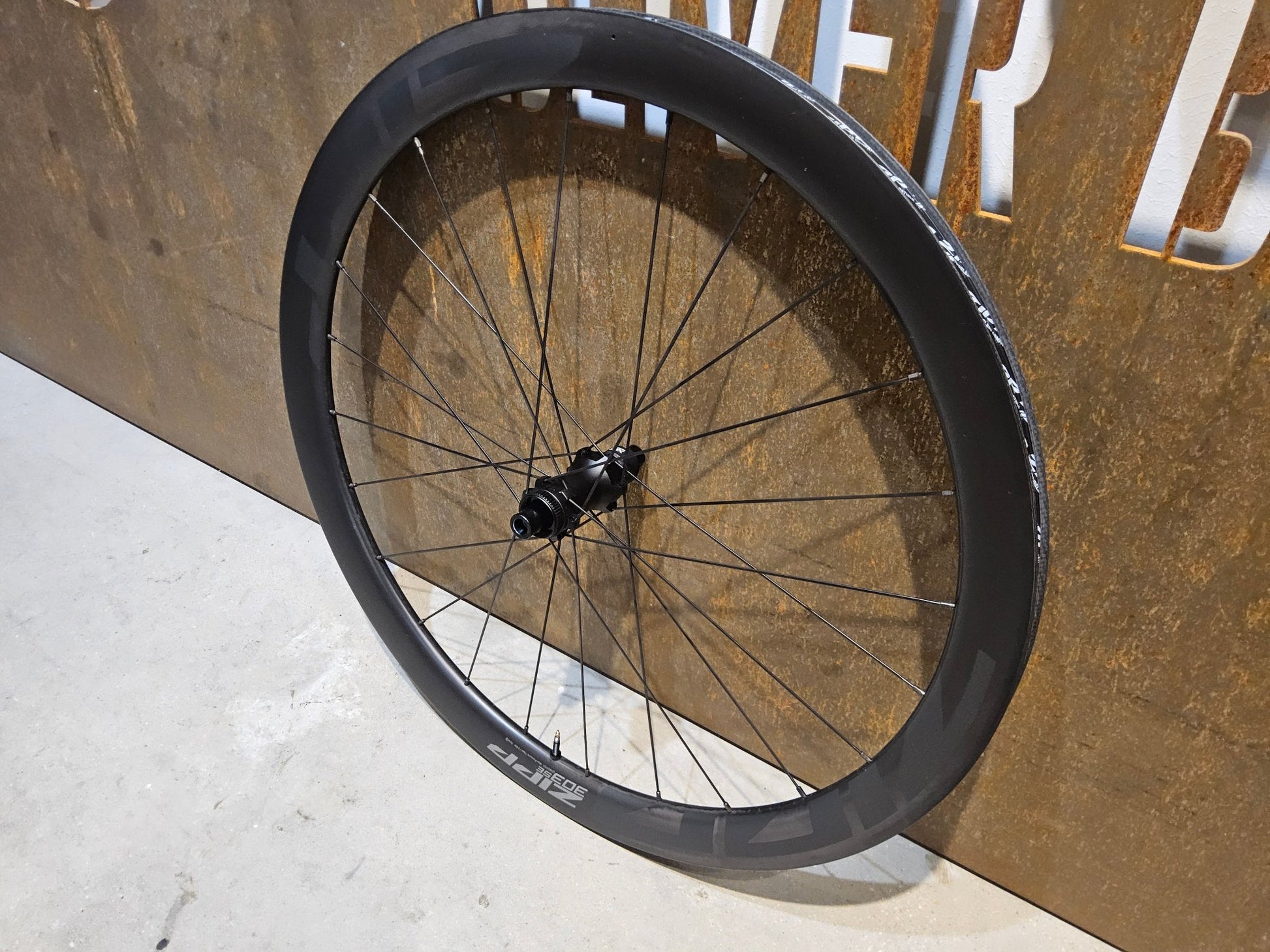 Laufrad/Laufradsatz von Zipp, ZIPP 303 SE / SYNCROS SL / LAUFRADSATZ DISC vor USEDBIKES - OB.DE Hintergrund