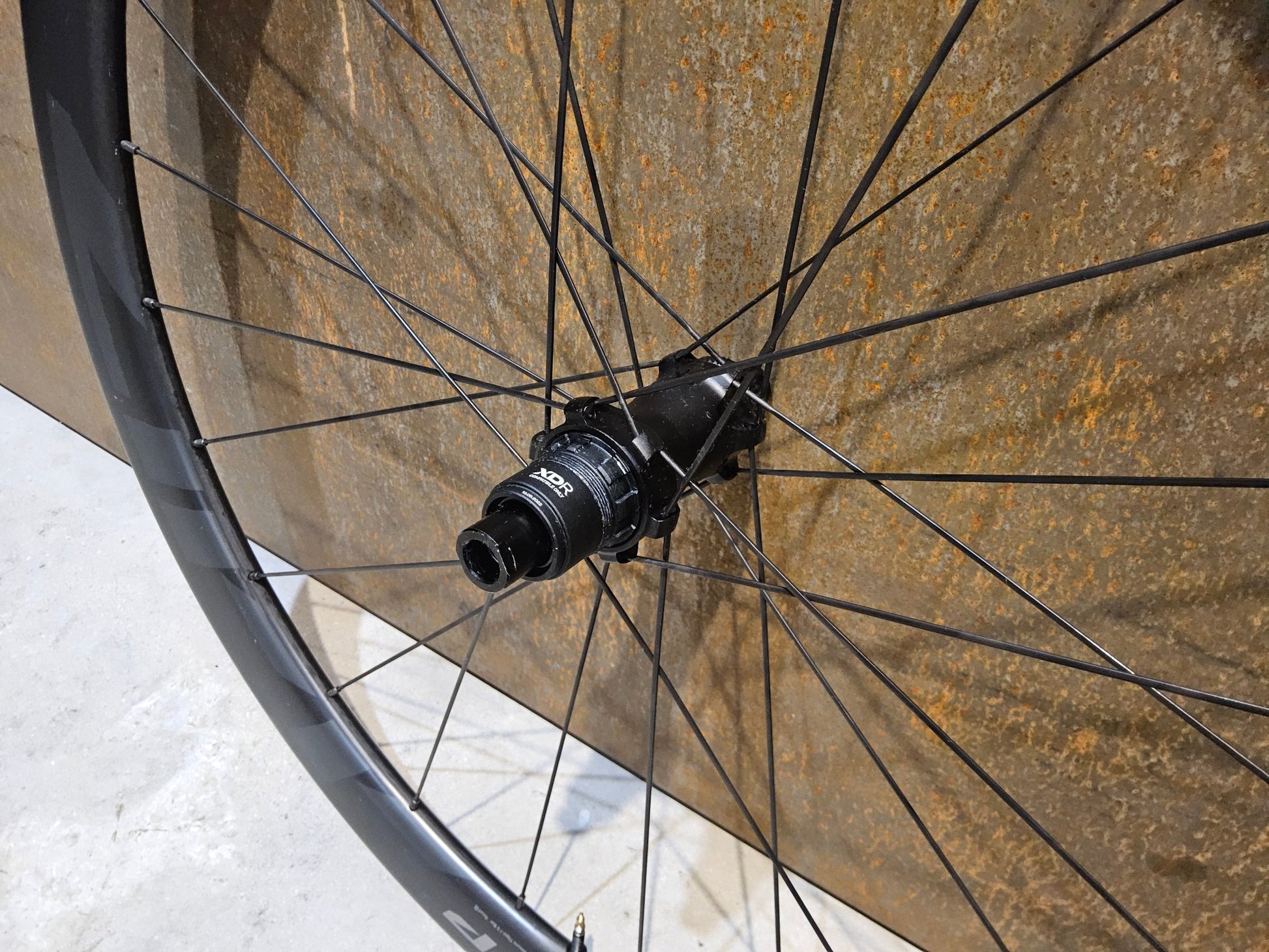 Laufrad/Laufradsatz von Zipp, ZIPP 303 SE / SYNCROS SL / LAUFRADSATZ DISC vor USEDBIKES - OB.DE Hintergrund