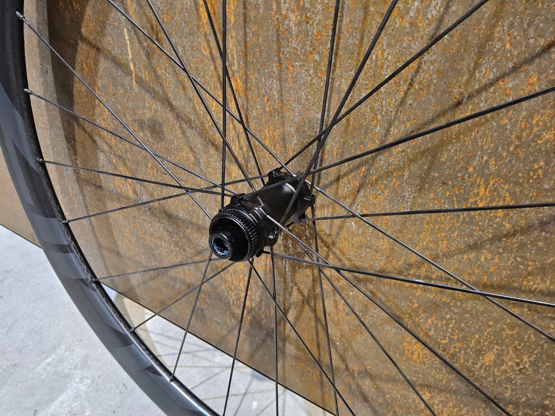 Laufrad/Laufradsatz von Zipp, ZIPP 303 SE / SYNCROS SL / LAUFRADSATZ DISC vor USEDBIKES - OB.DE Hintergrund