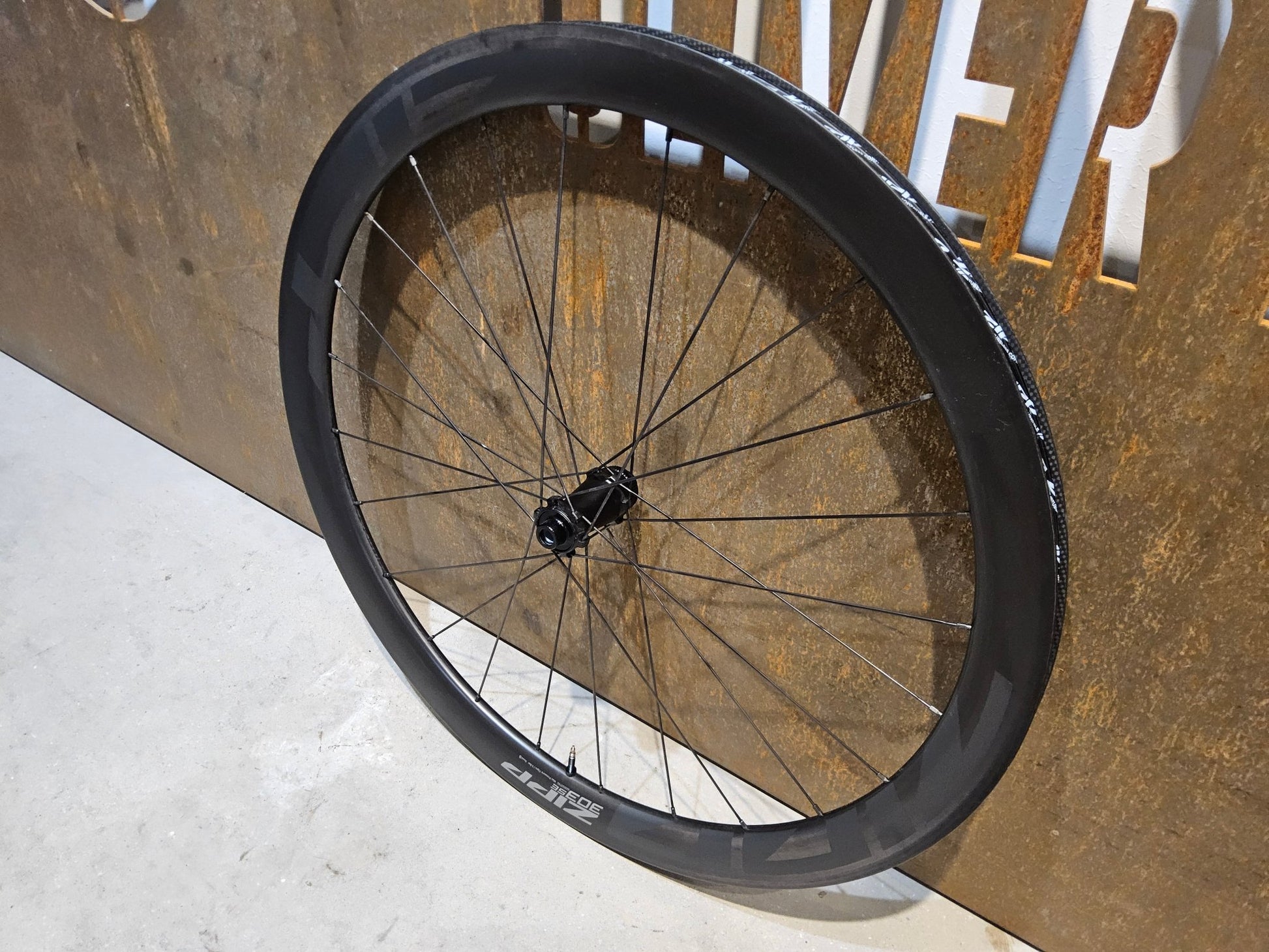 Laufrad/Laufradsatz von Zipp, ZIPP 303 SE / SYNCROS SL / LAUFRADSATZ DISC vor USEDBIKES - OB.DE Hintergrund