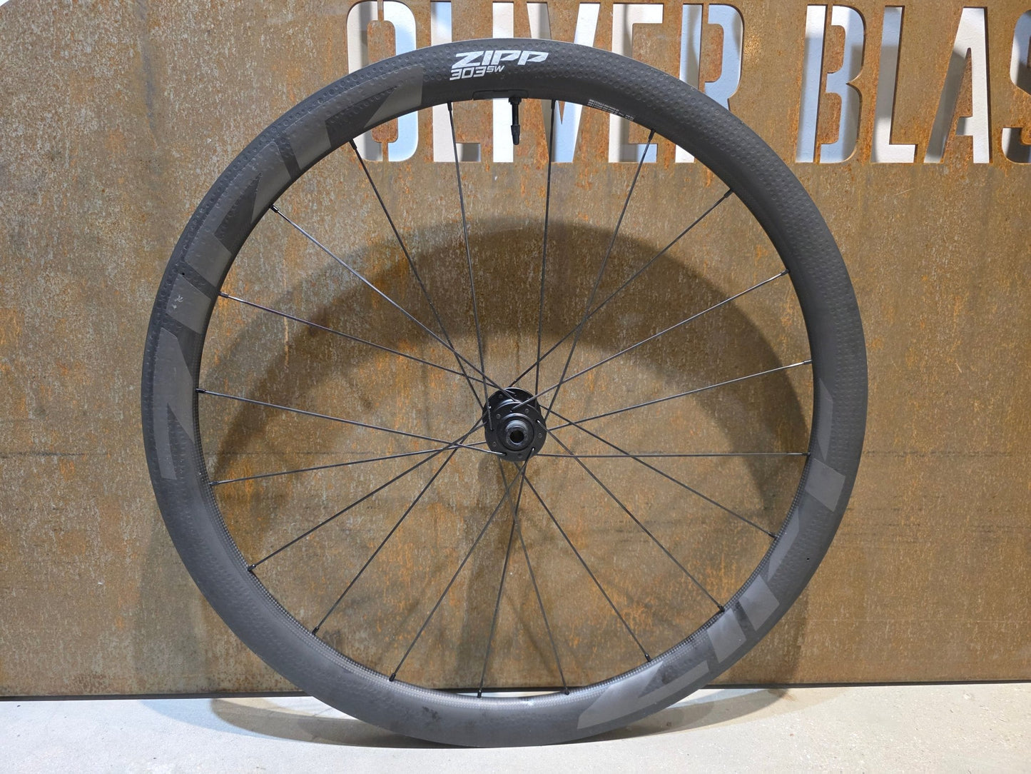 Laufrad/Laufradsatz von Zipp, ZIPP 303 SW TUBLESS LAUFRADSATZ DISC vor USEDBIKES - OB.DE Hintergrund