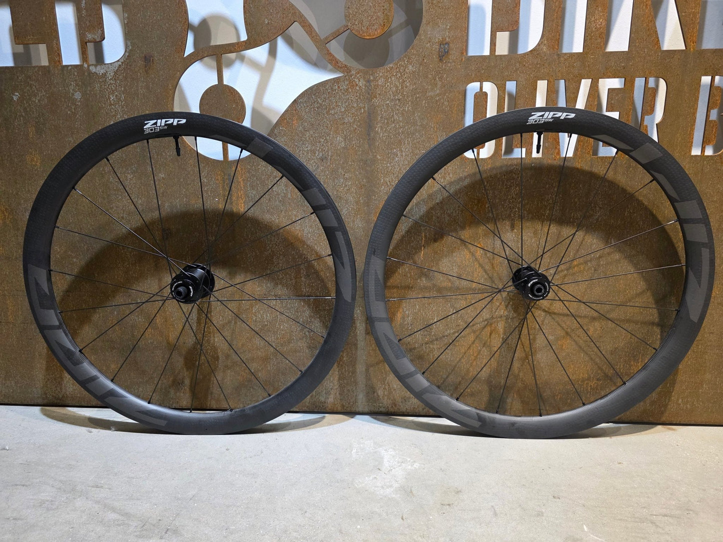Laufrad/Laufradsatz von Zipp, ZIPP 303 SW TUBLESS LAUFRADSATZ DISC vor USEDBIKES - OB.DE Hintergrund