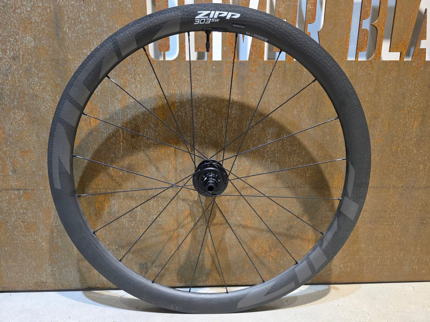 Laufrad/Laufradsatz von Zipp, ZIPP 303 SW TUBLESS LAUFRADSATZ DISC vor USEDBIKES - OB.DE Hintergrund