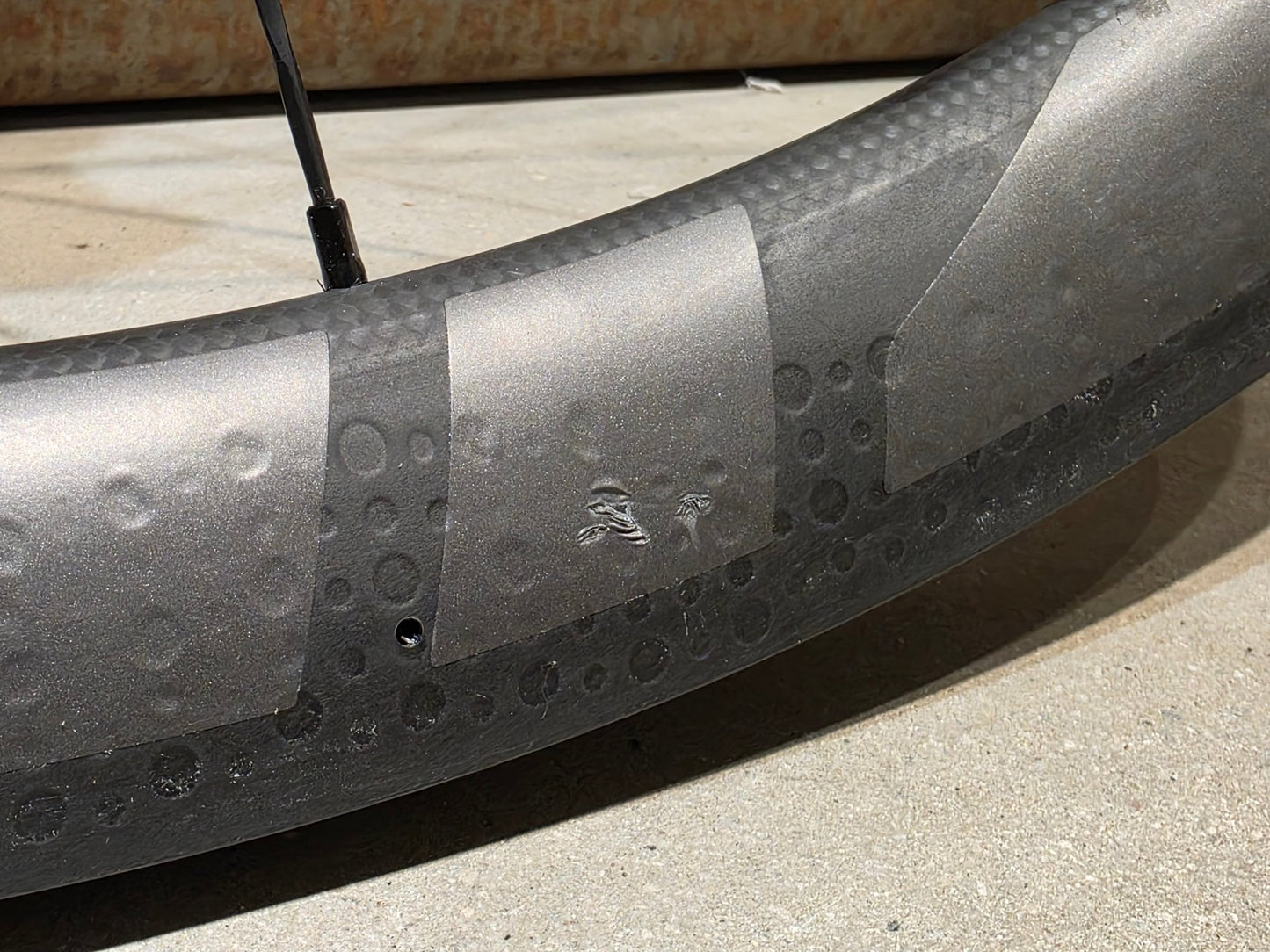 Laufrad/Laufradsatz von Zipp, ZIPP 303 SW TUBLESS LAUFRADSATZ DISC vor USEDBIKES - OB.DE Hintergrund