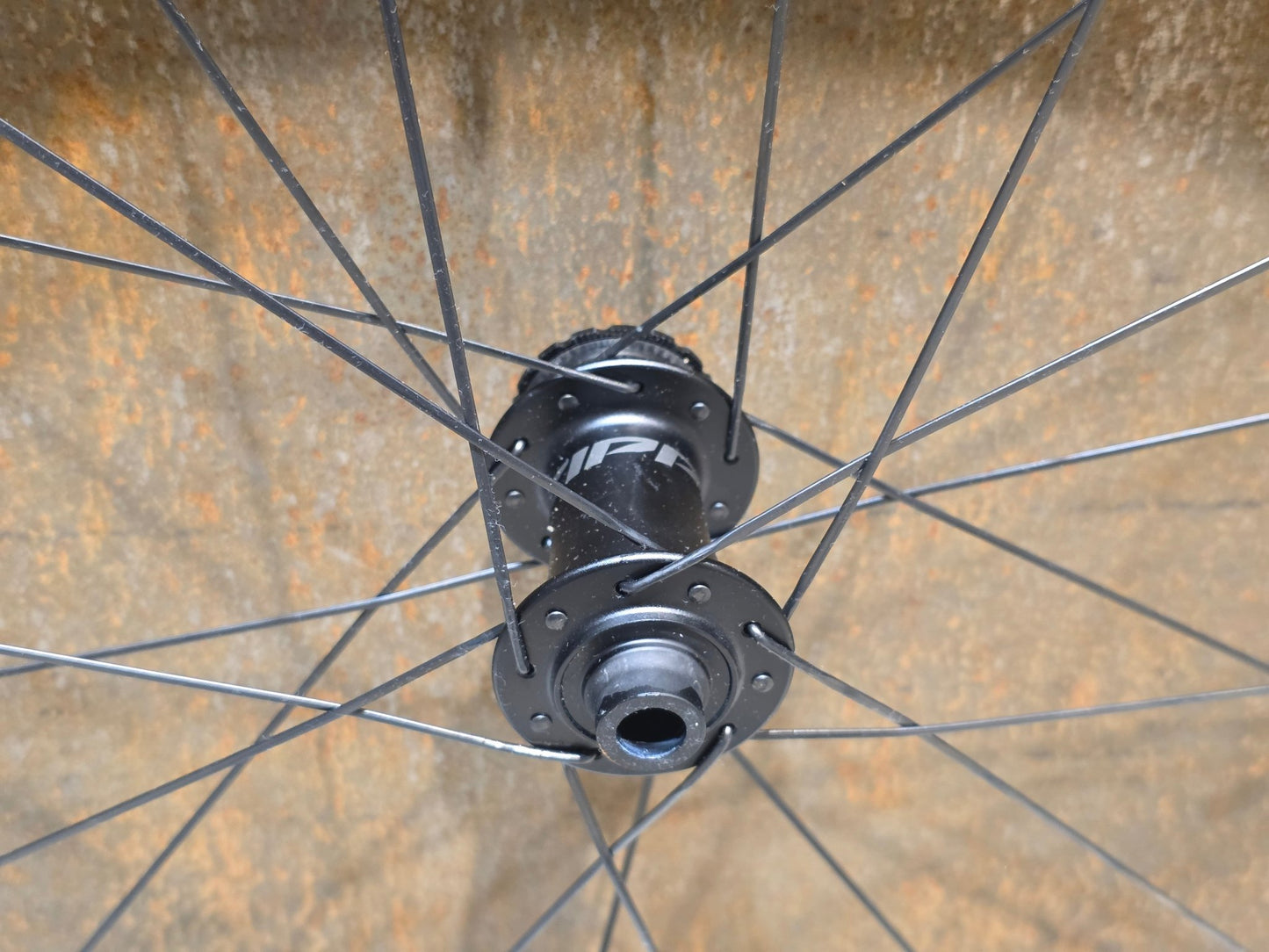 Laufrad/Laufradsatz von Zipp, ZIPP 303 SW TUBLESS LAUFRADSATZ DISC vor USEDBIKES - OB.DE Hintergrund