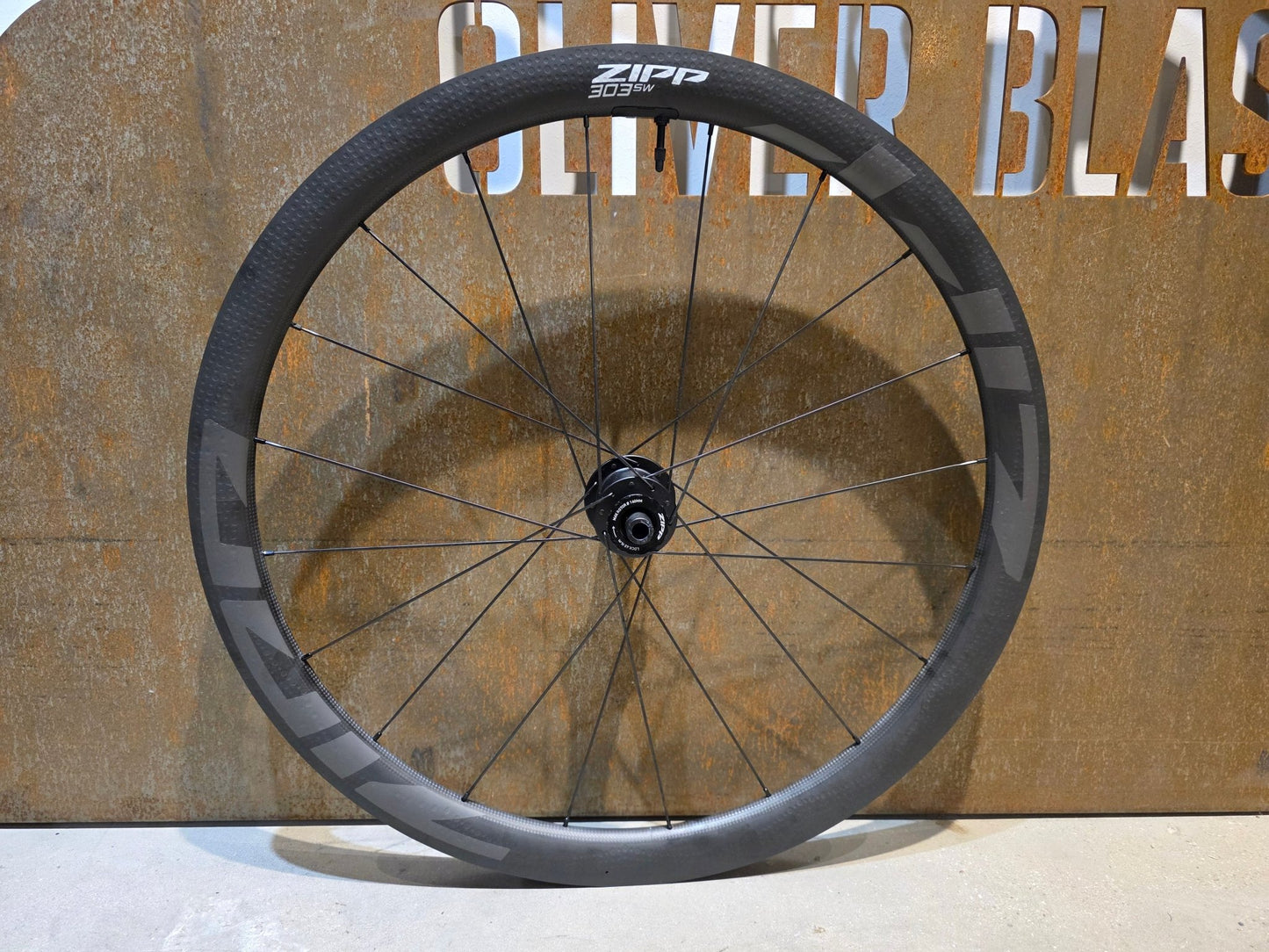 Laufrad/Laufradsatz von Zipp, ZIPP 303 SW TUBLESS LAUFRADSATZ DISC vor USEDBIKES - OB.DE Hintergrund