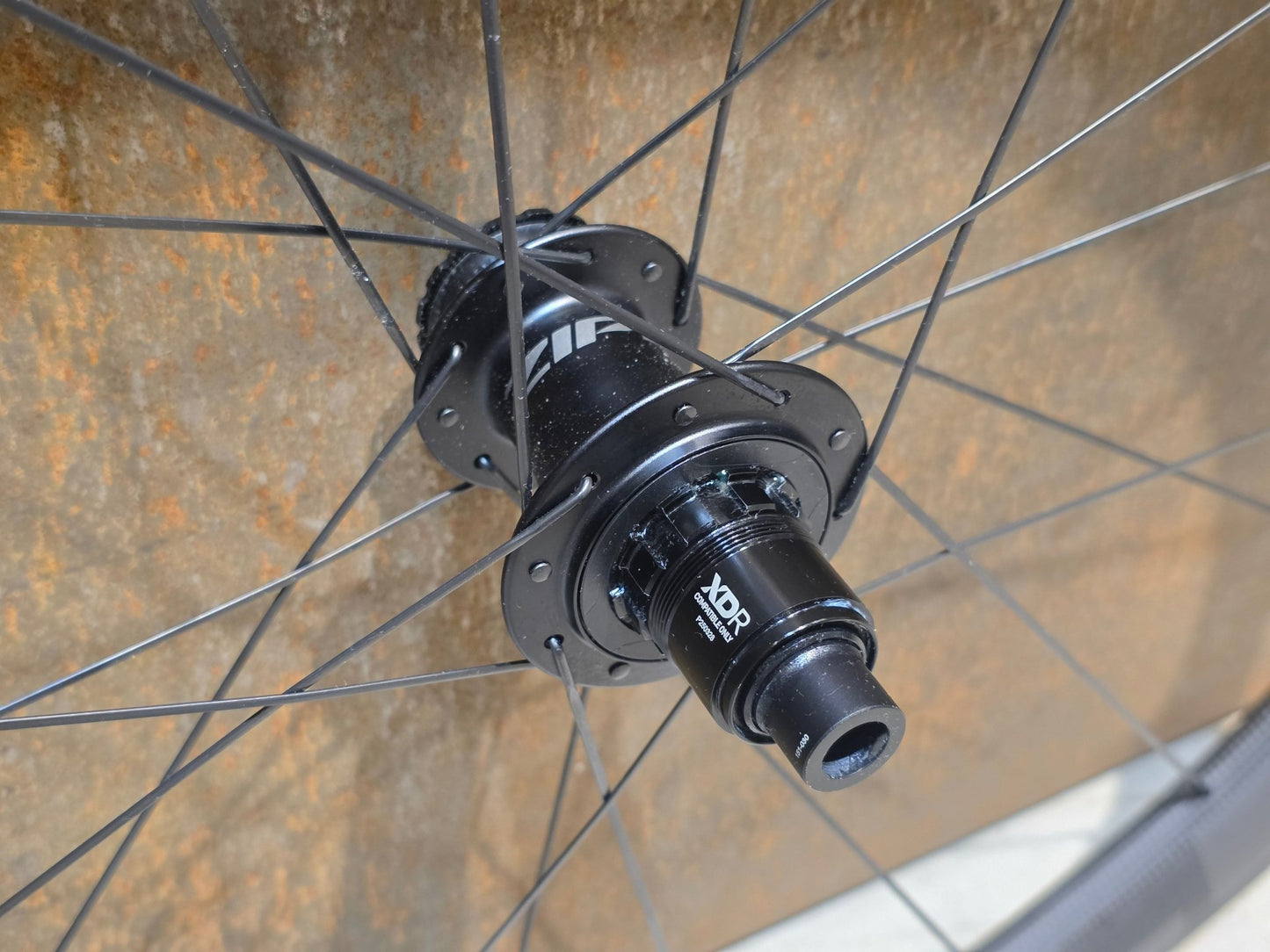 Laufrad/Laufradsatz von Zipp, ZIPP 303 SW TUBLESS LAUFRADSATZ DISC vor USEDBIKES - OB.DE Hintergrund