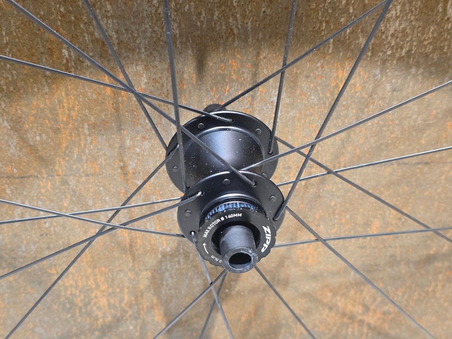 Laufrad/Laufradsatz von Zipp, ZIPP 303 SW TUBLESS LAUFRADSATZ DISC vor USEDBIKES - OB.DE Hintergrund