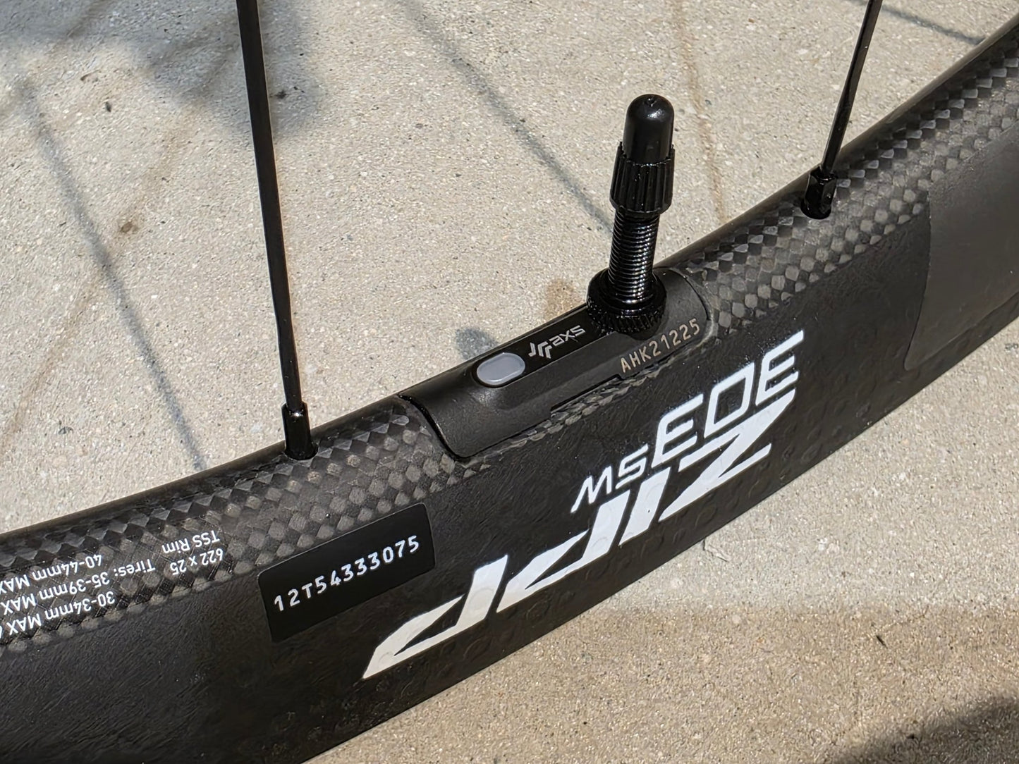 Laufrad/Laufradsatz von Zipp, ZIPP 303 SW TUBLESS LAUFRADSATZ DISC vor USEDBIKES - OB.DE Hintergrund