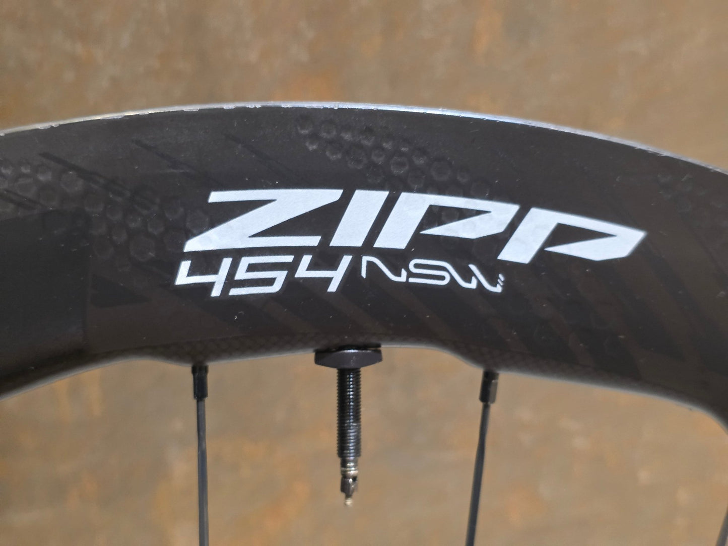 Laufrad/Laufradsatz von Zipp, ZIPP 454 NSW LAUFRADSATZ DISC vor USEDBIKES - OB.DE Hintergrund