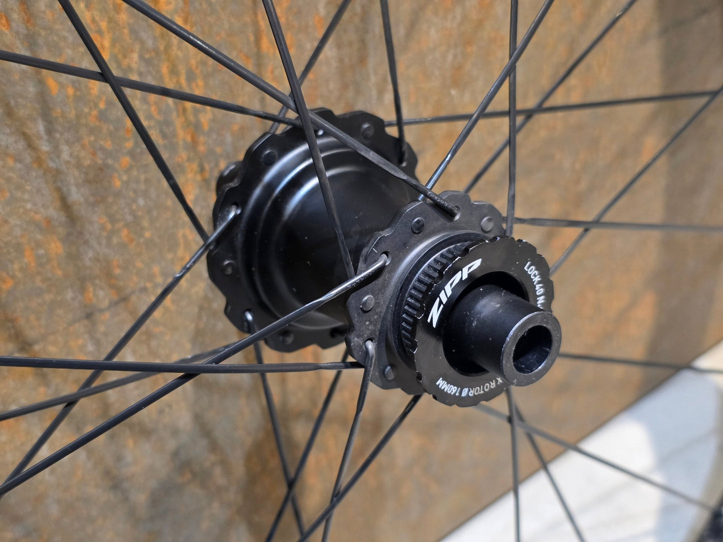 Laufrad/Laufradsatz von Zipp, ZIPP 454 NSW LAUFRADSATZ DISC vor USEDBIKES - OB.DE Hintergrund