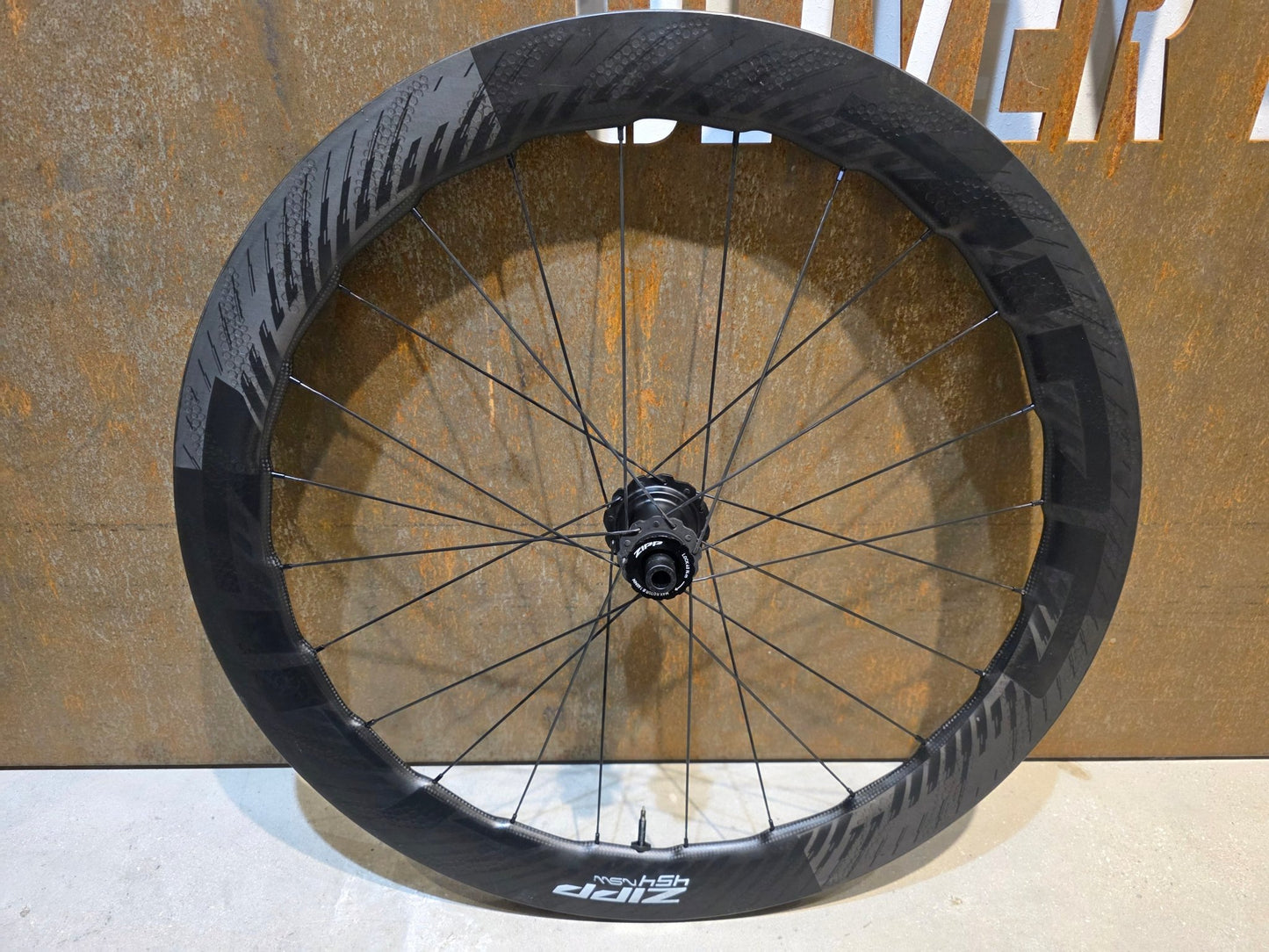 Laufrad/Laufradsatz von Zipp, ZIPP 454 NSW LAUFRADSATZ DISC vor USEDBIKES - OB.DE Hintergrund